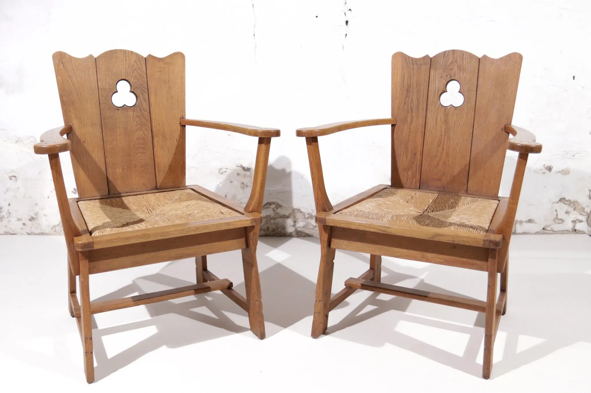 Pair of brutalist oak throne chairs with rush seats – Netherlands, 1930s