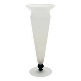 Vase conique en verre satiné