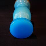 Vase en verre opalin couleur bleu ciel