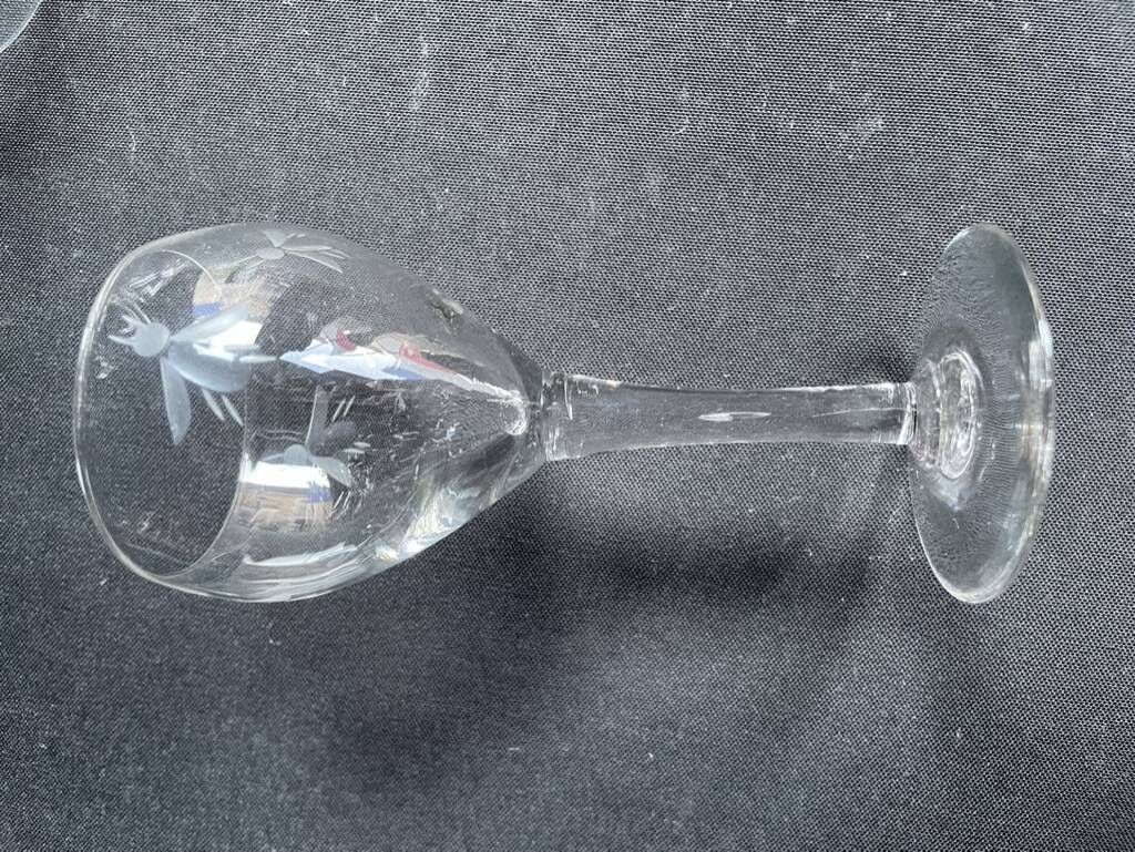 9 Blown glass wine glasses with cut bee decoration – Verrerie Thouvenin Vierzon