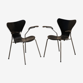 Paire de chaises Series 7 noires Jacobsen avec accoudoirs