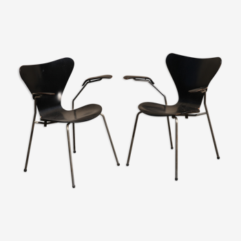 Pair of Jacobsen black Series 7 chairs with armrests