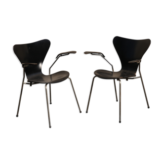 Pair of Jacobsen black Series 7 chairs with armrests