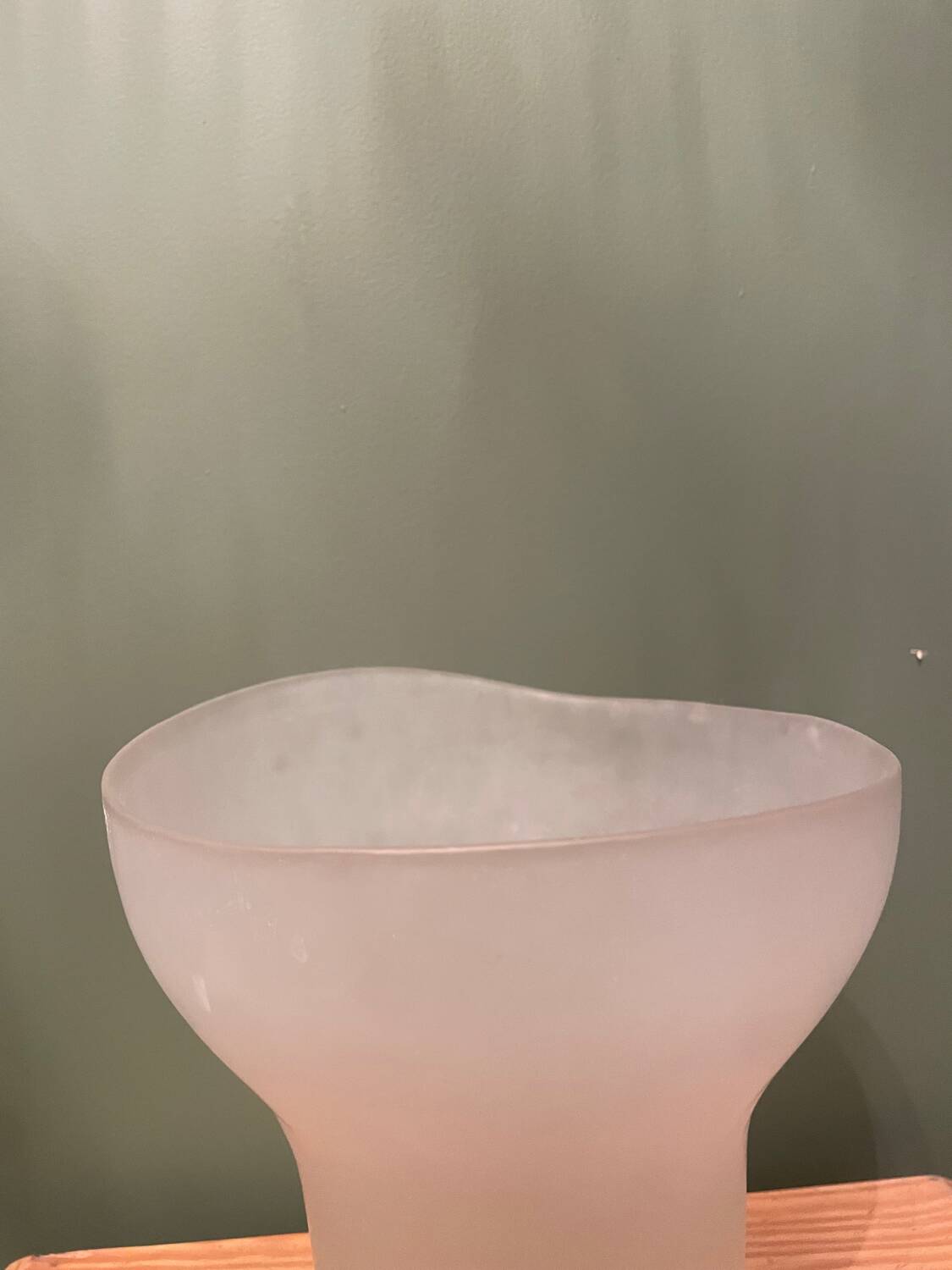 Vase adymetrique en verre opque