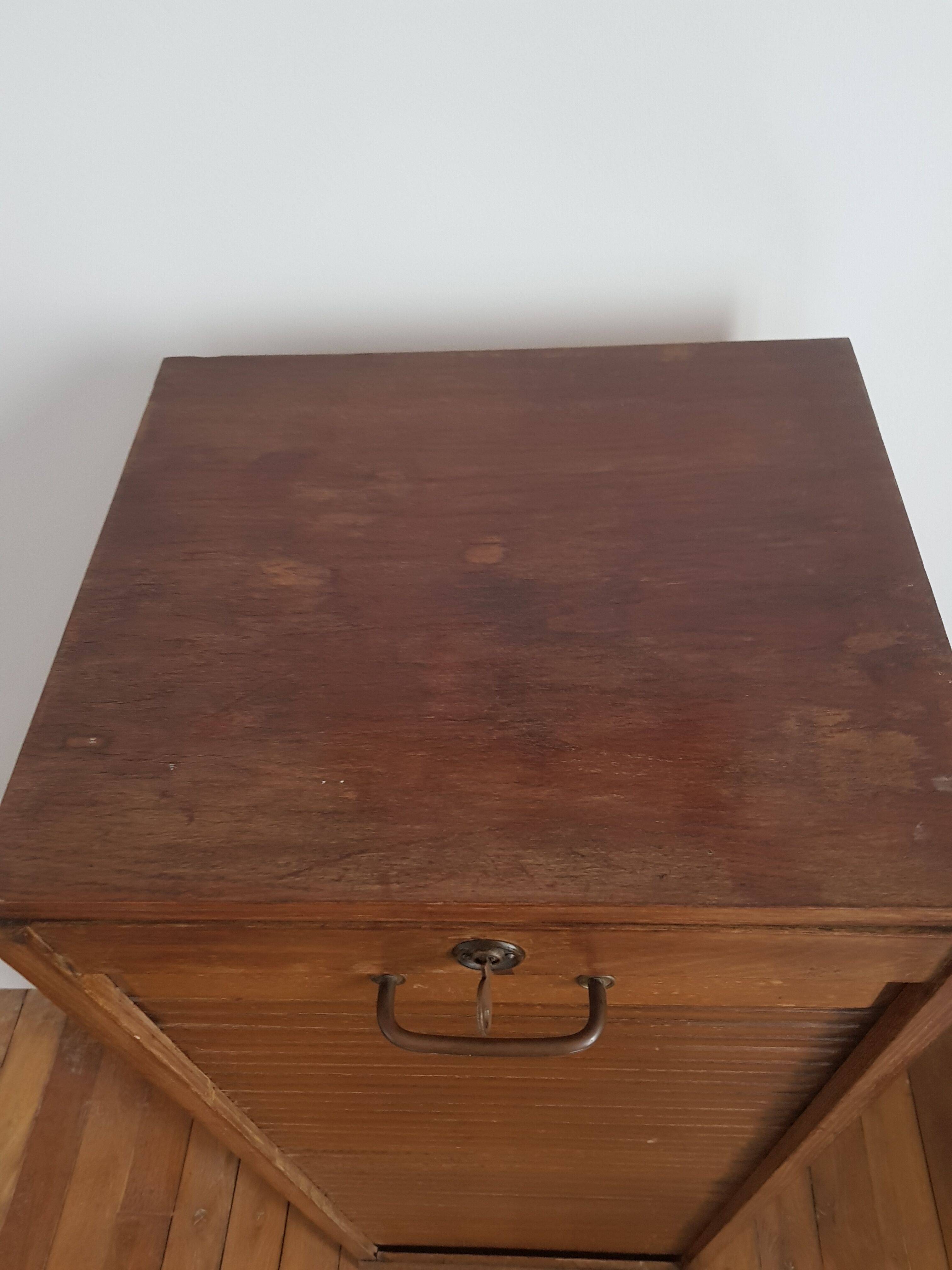 Sliding curtain cabinet