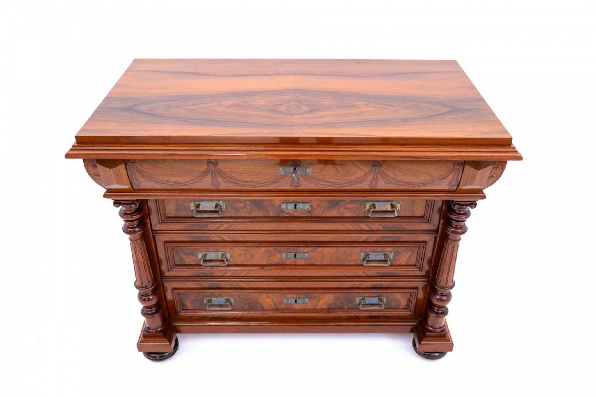 Commode en noyer ancien, Europe du Nord, vers 1900.