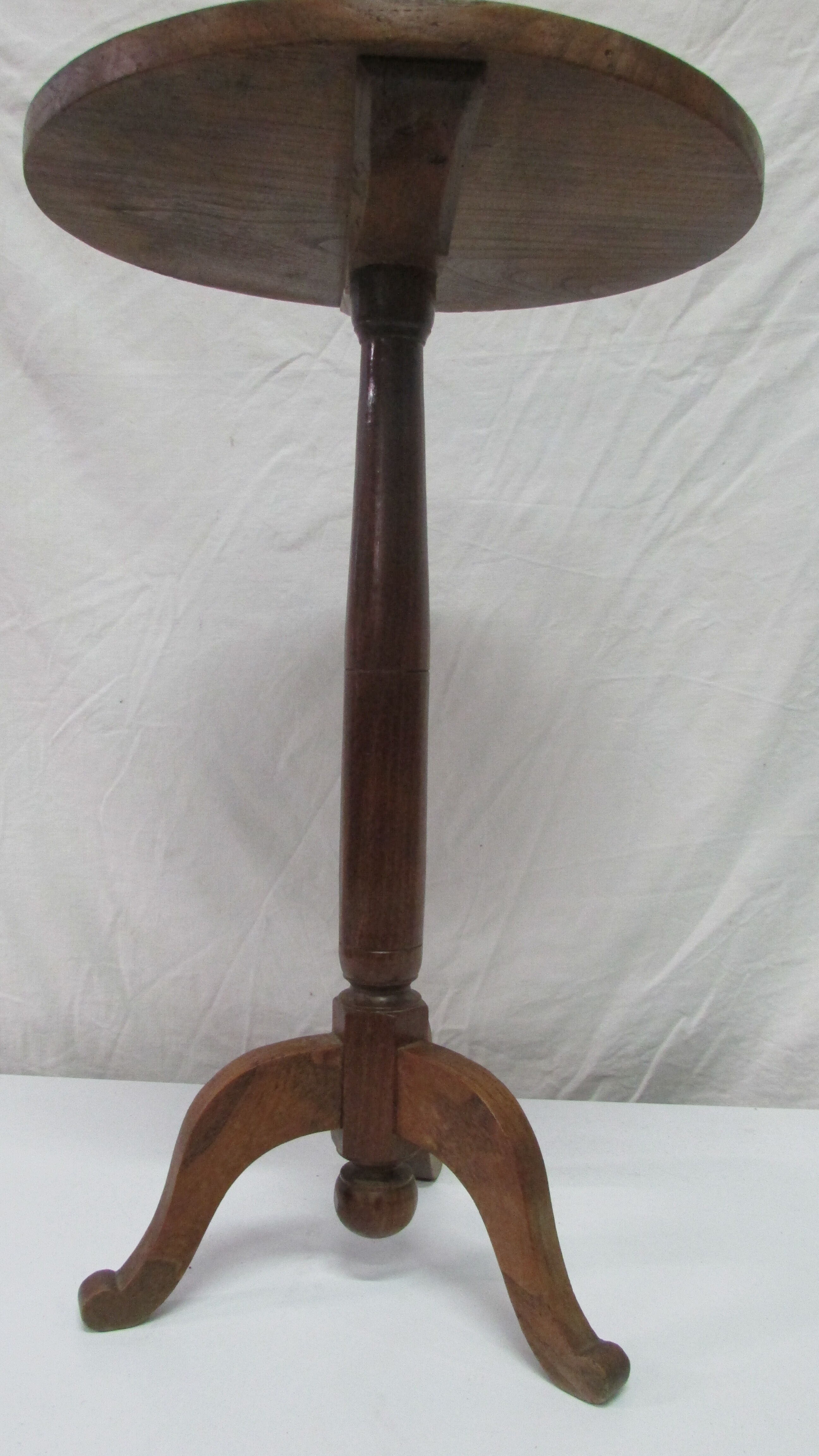 Round pedestal table