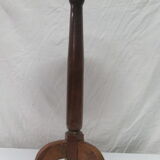 Round pedestal table
