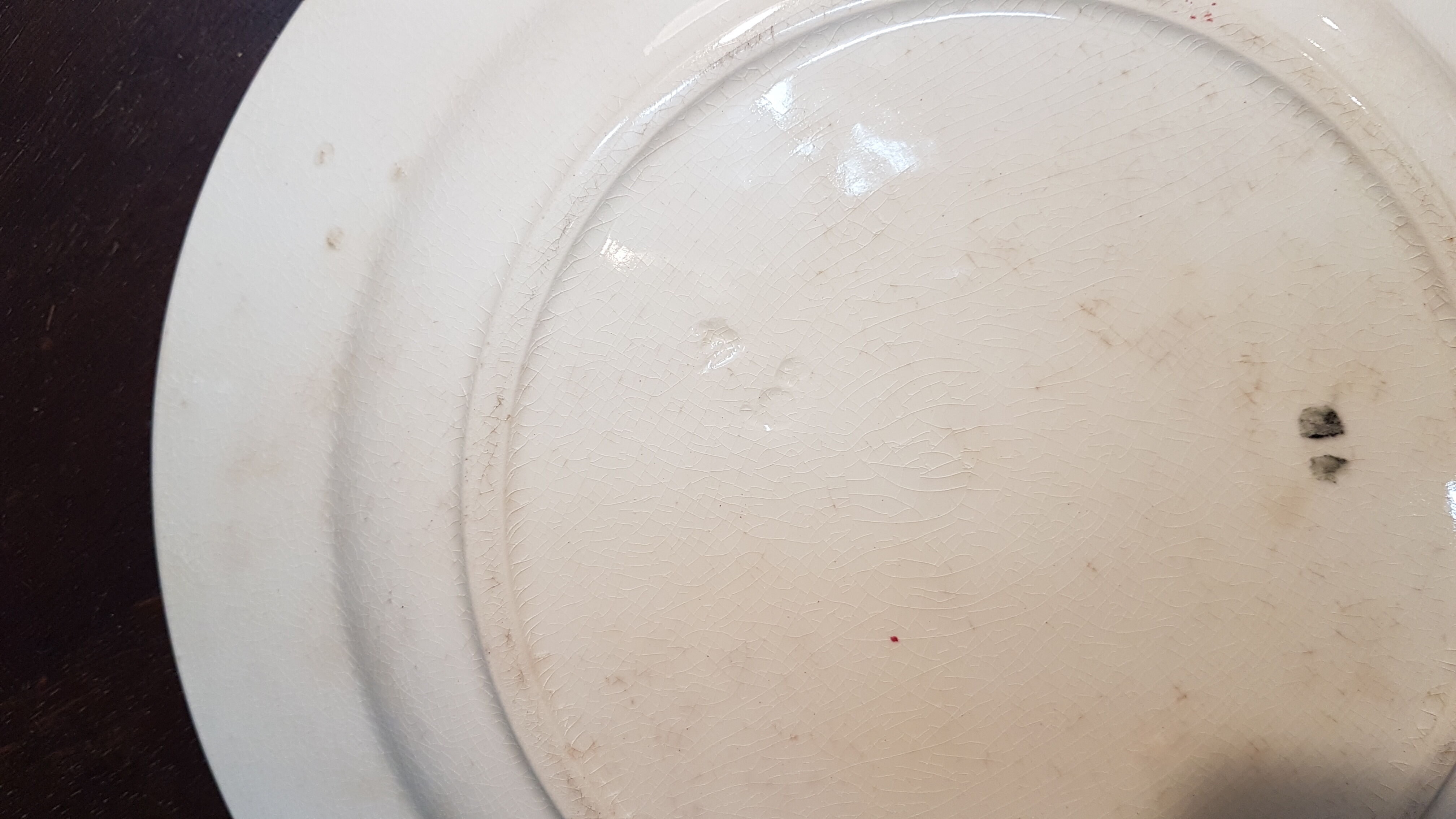 Assiette en faïence à décor de fleurs