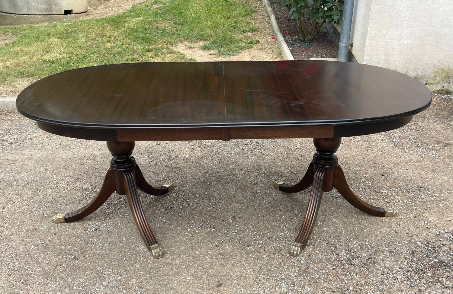 Table with two extensions and 6 mahogany chairs from the 19th century.