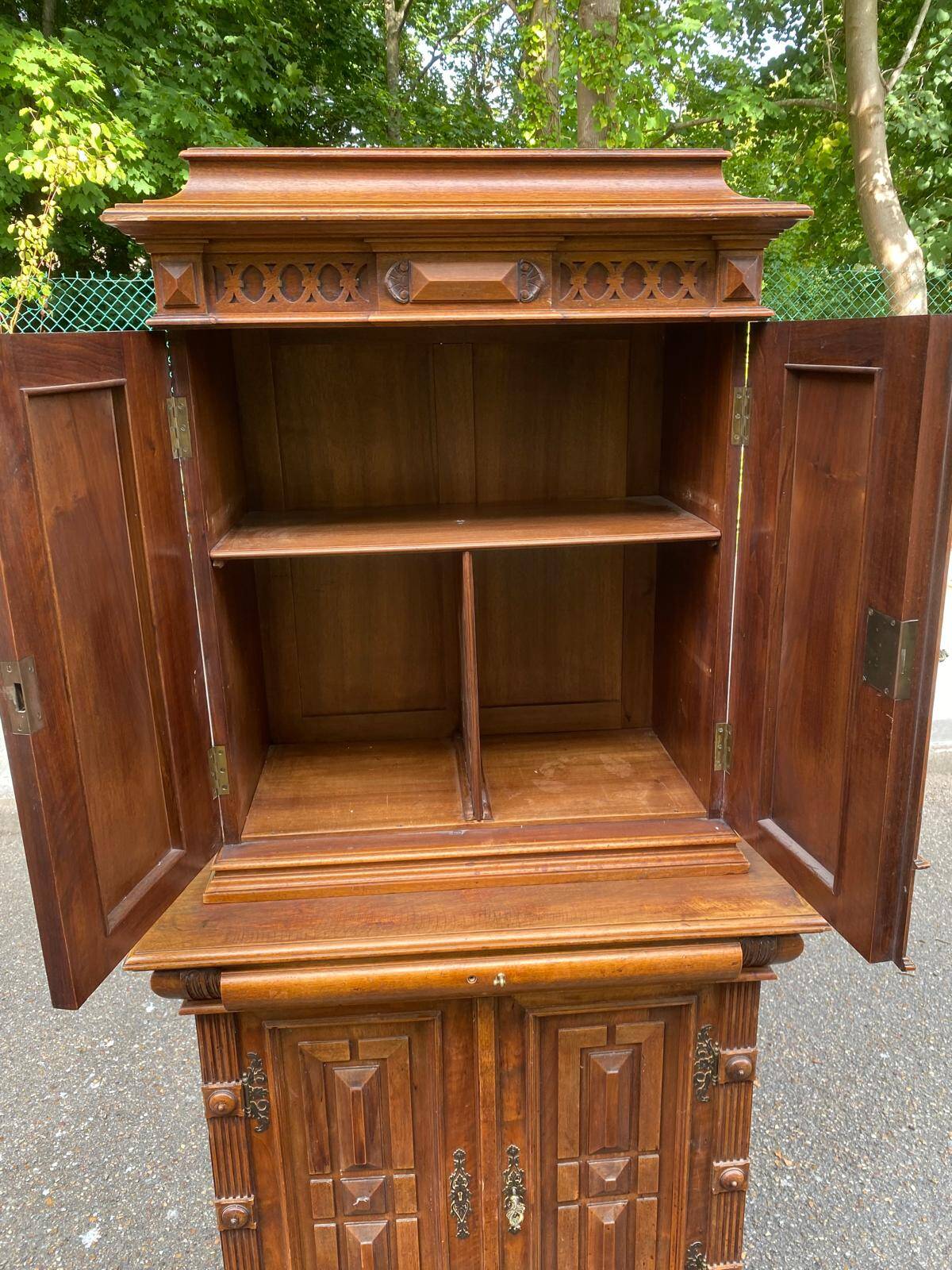 Renaissance sideboard with recess, 17th century, in carved walnut, 177cm