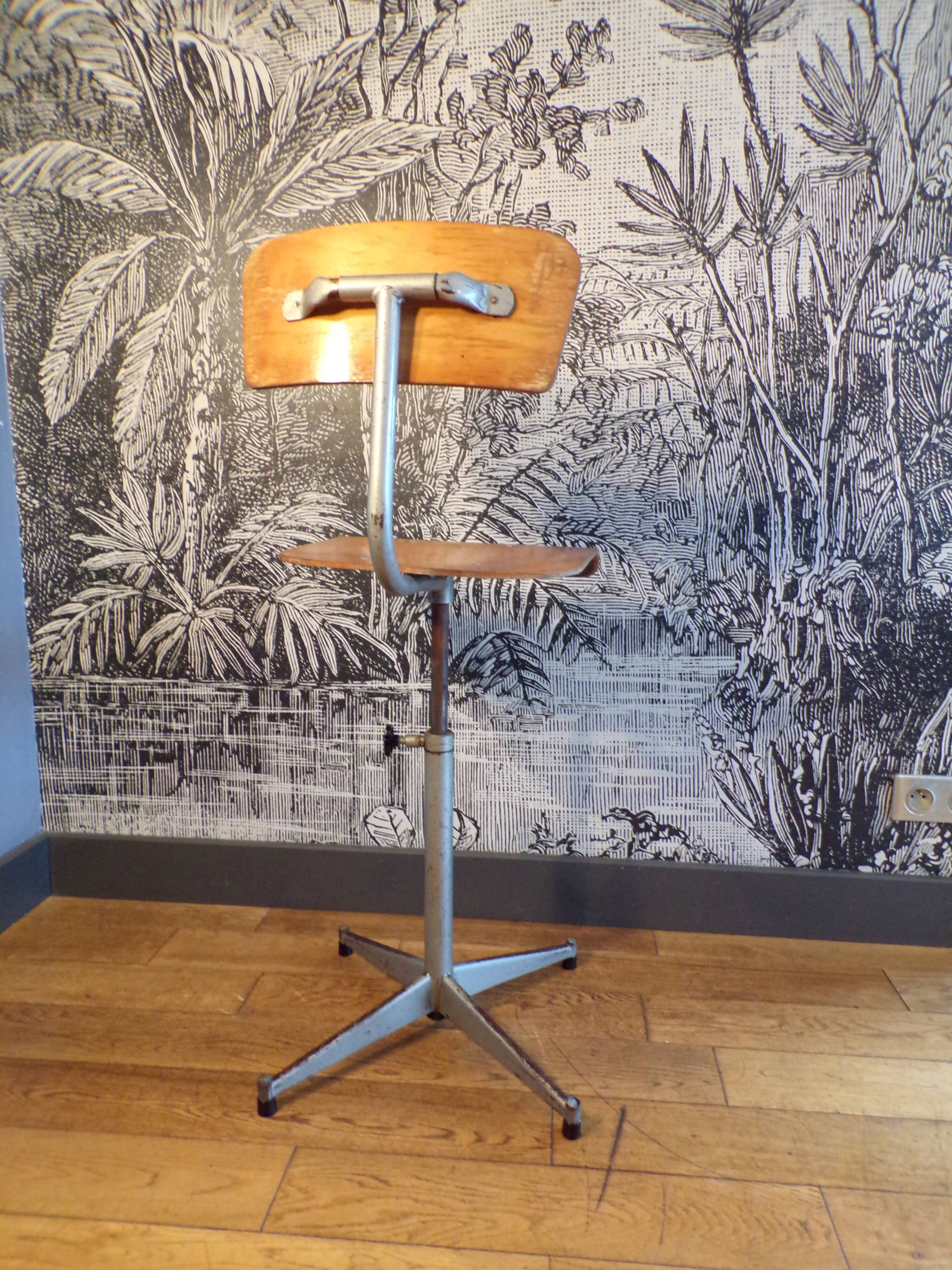 Chaise d'atelier pivotante