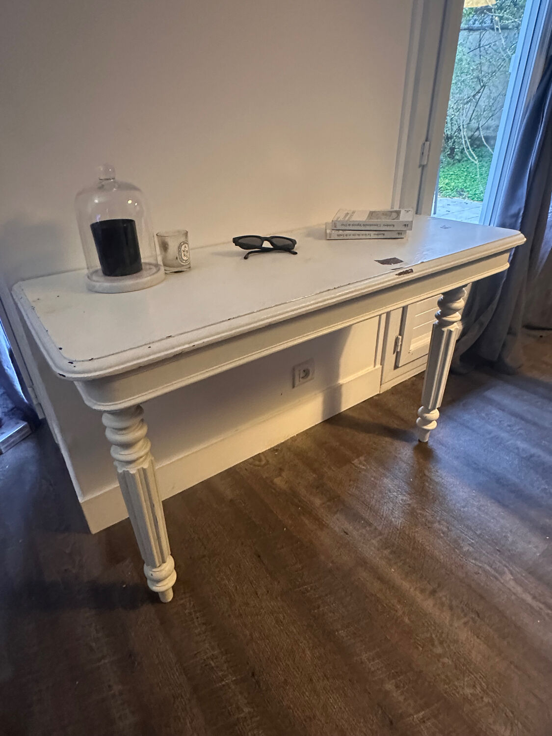 Vintage console in weathered white wood – Chic country style, tapered legs.