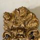 Paire d’appliques en bois sculpté et doré surmontées de deux têtes d’angelots, Italie