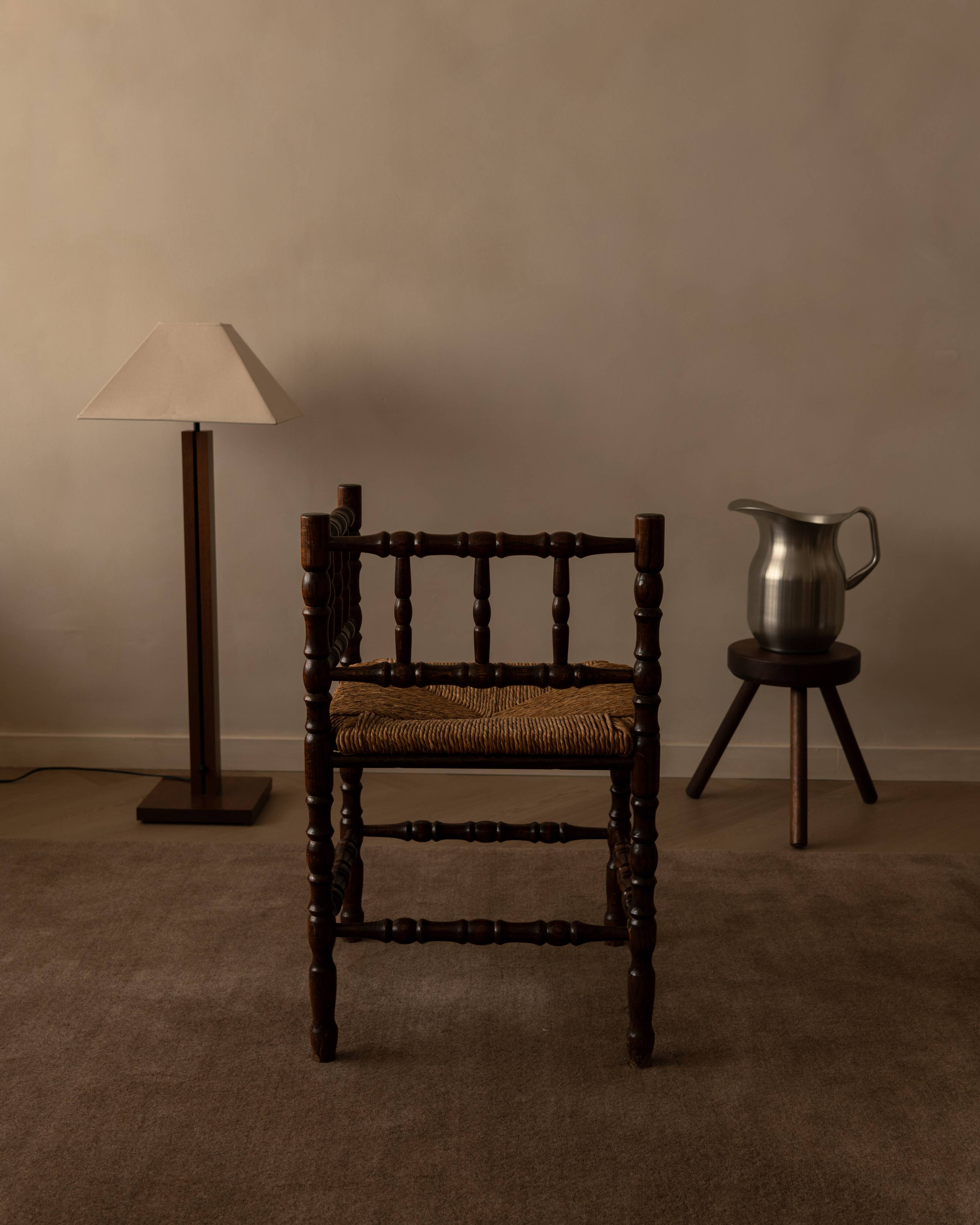 Chaise vintage à dossier ajouré et assise en jonc · 42×42×68 cm