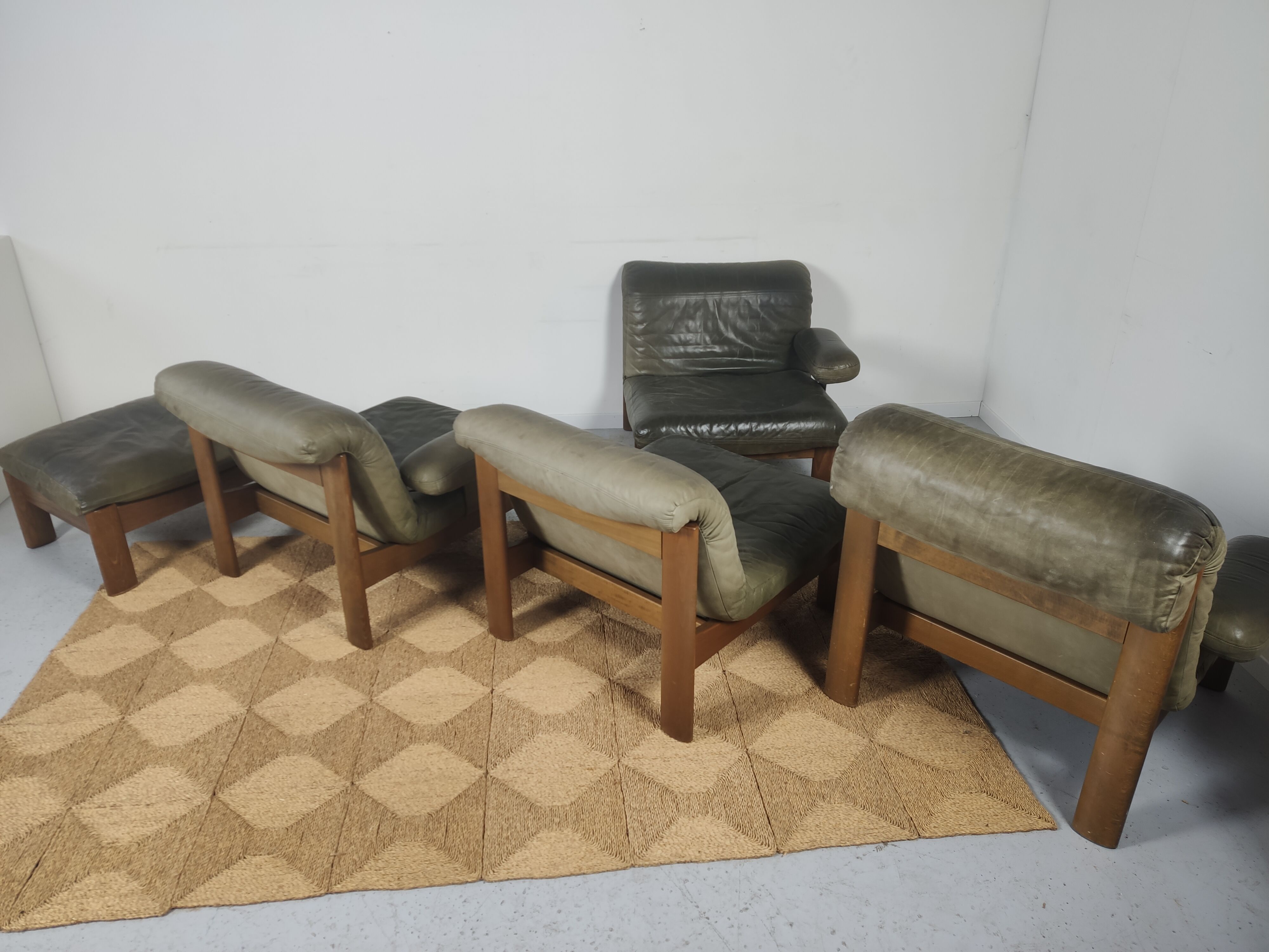 Modulable sofa an armchair in leather and wood