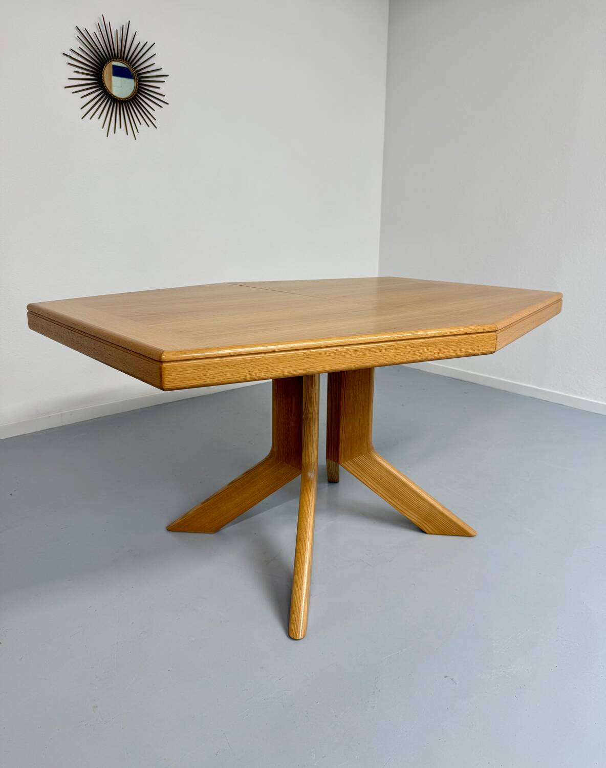 Ancienne table en bois massif octogonal a rallonge design Girsberger