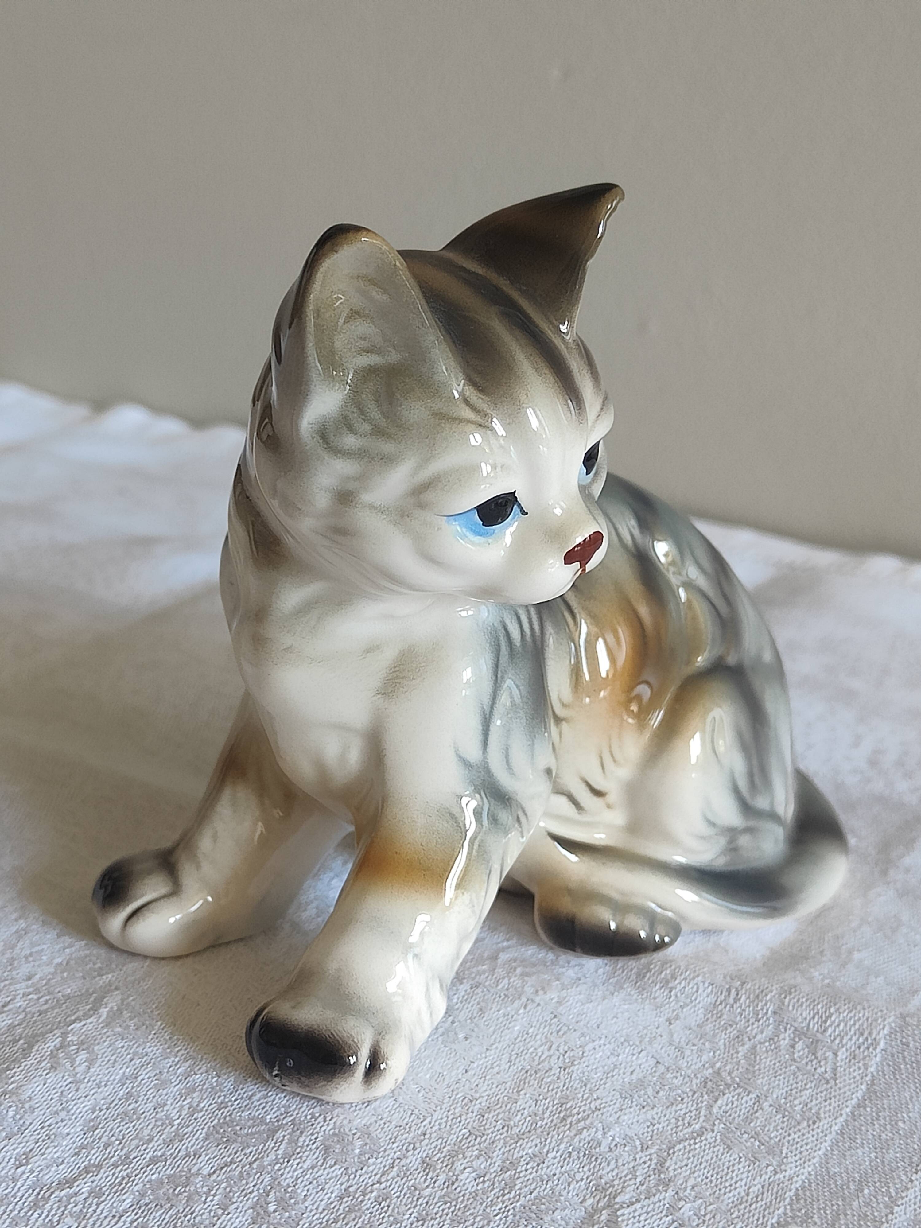 Figurine, Cat statuette, in old 20th century enameled ceramic. Animal figurine, vintage feline