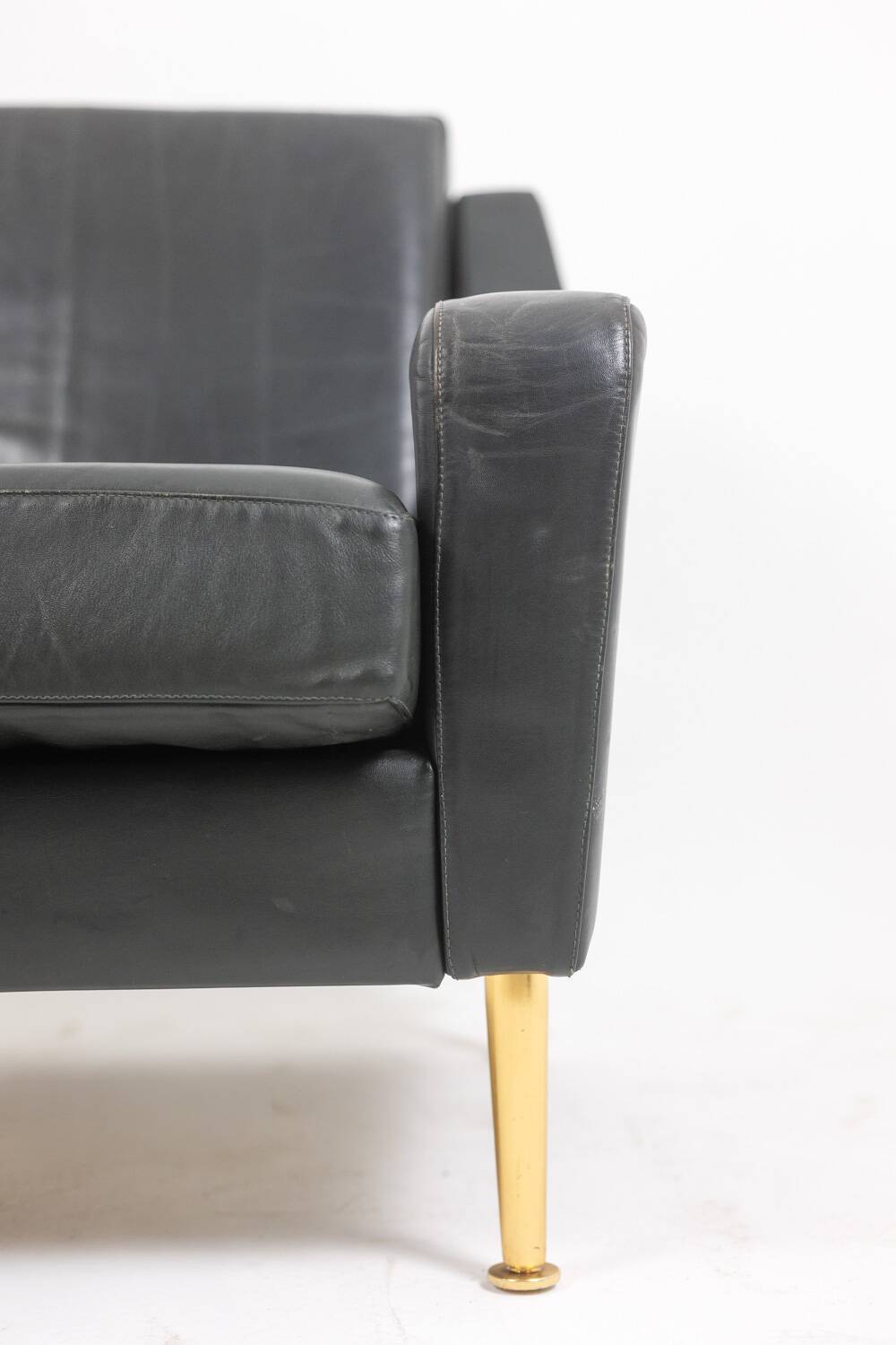 Airborne. Paire de fauteuils en cuir vert. Années 1950.