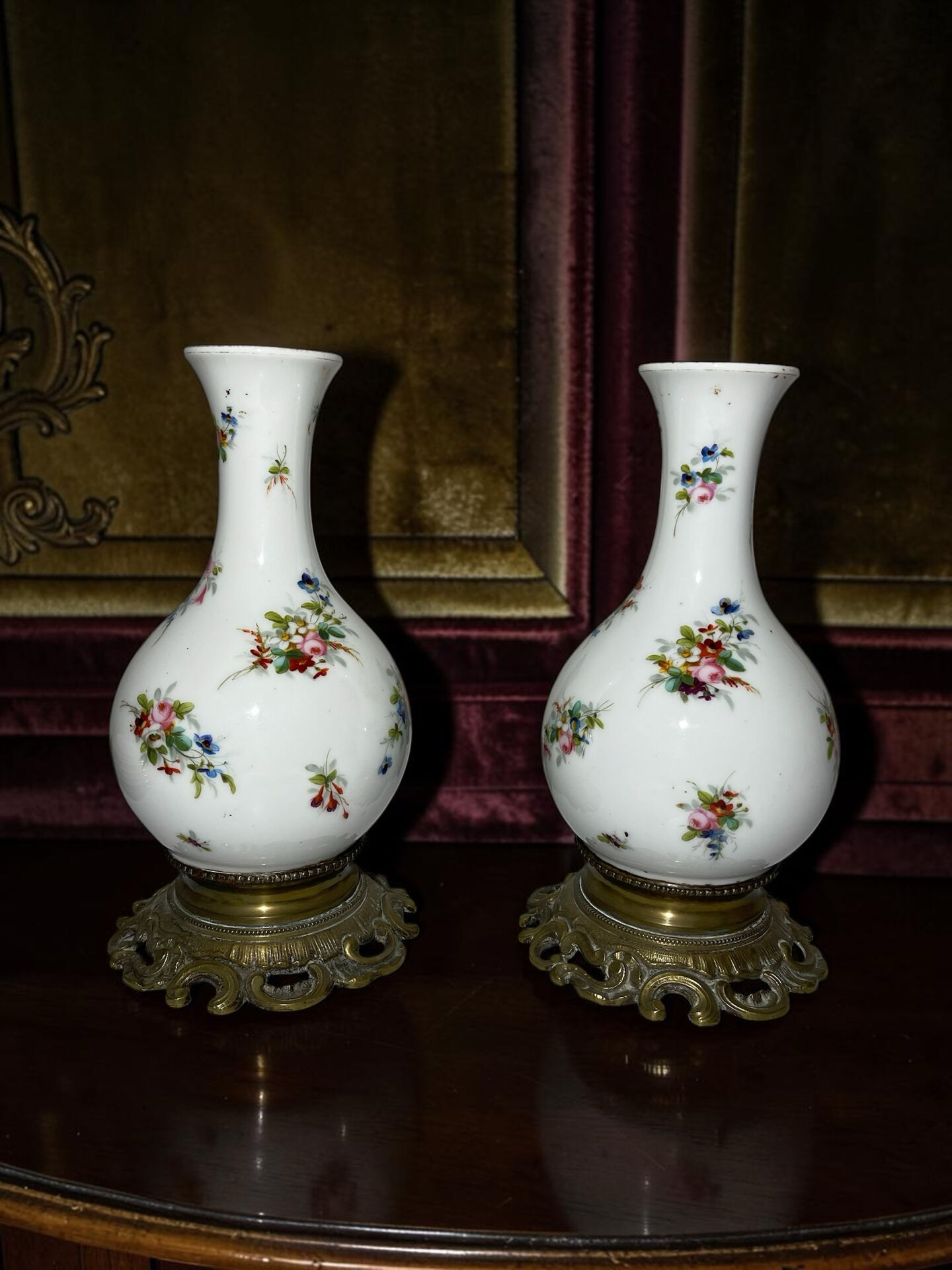 Pair of antique vases in hand-painted porcelain and bronze – Décor