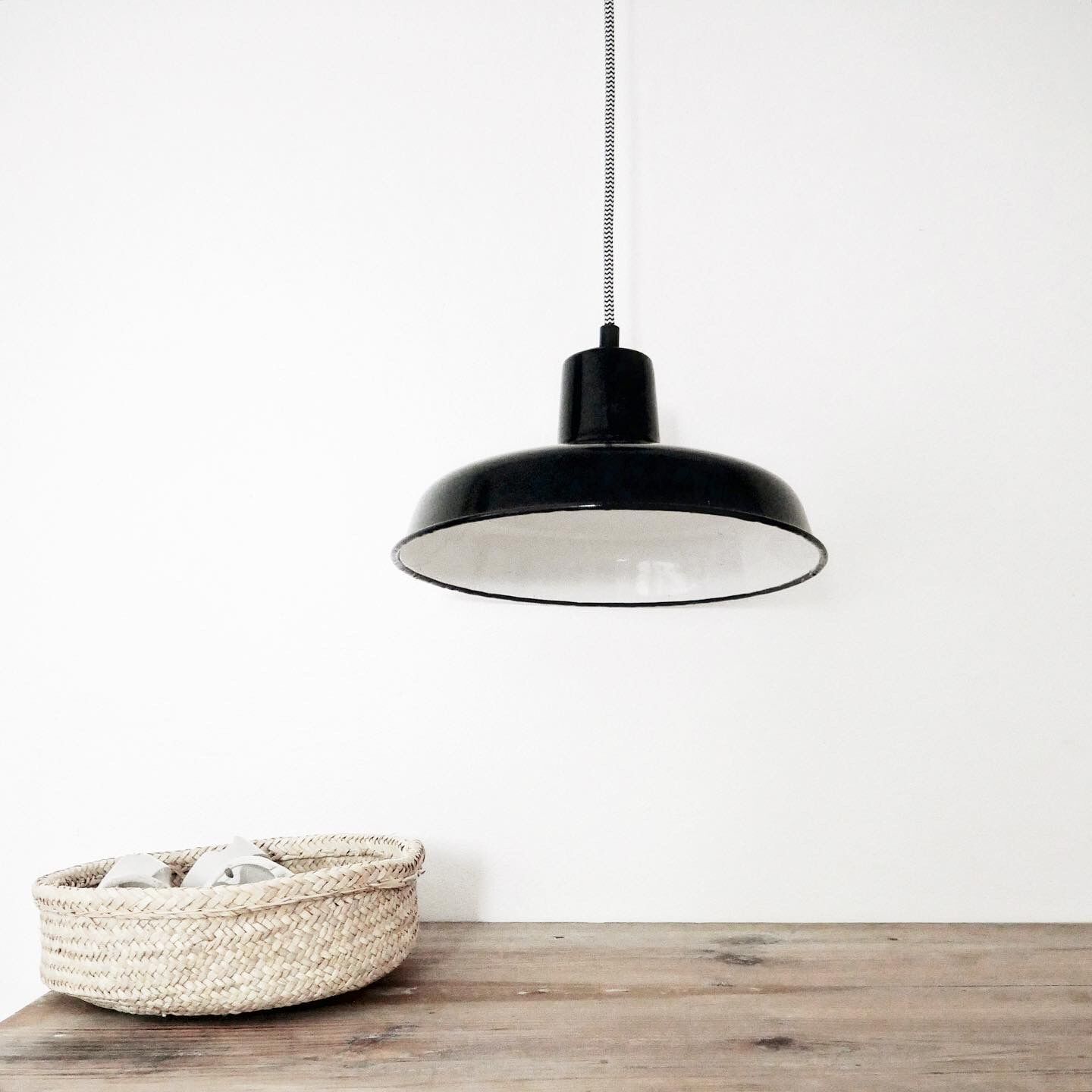 Black enamelled sheet metal suspension