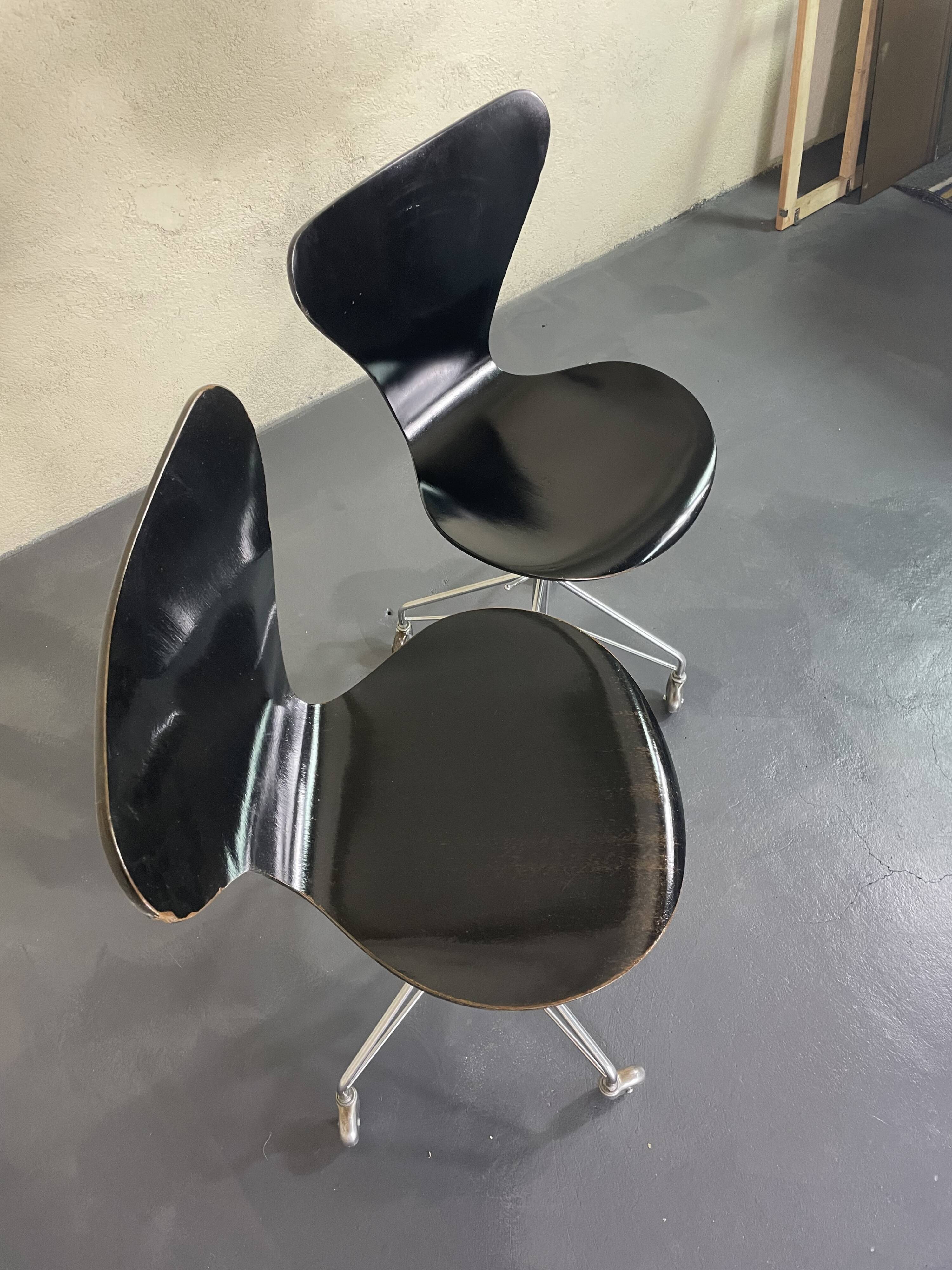Pair of office chairs by Arne Jacobsen for Fritz Hansen (circa 1955)