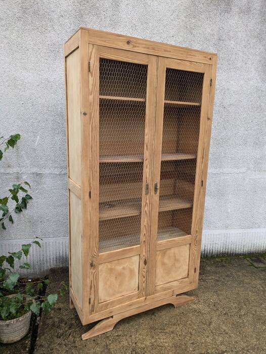 Armoire parisienne grillagée