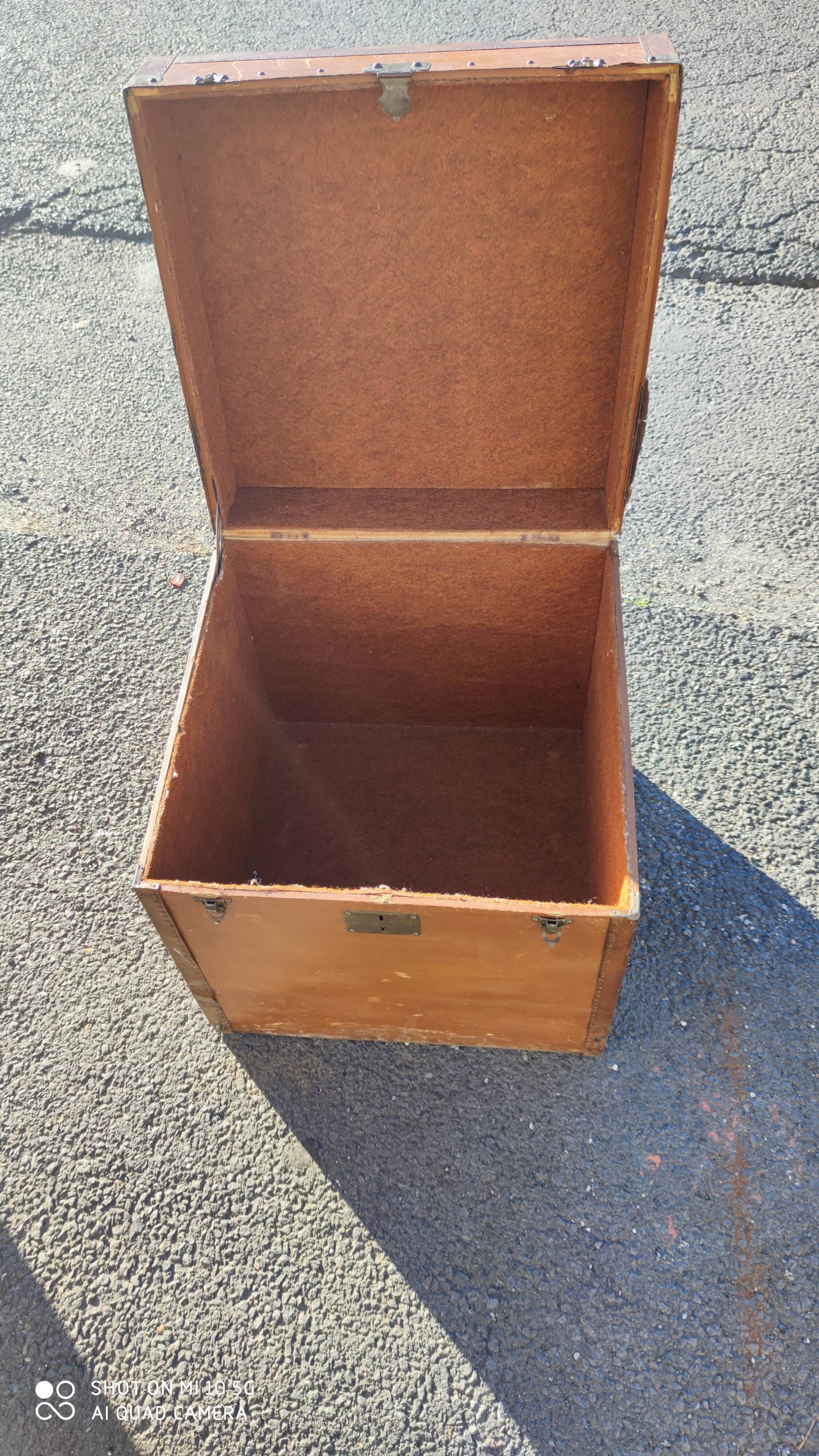 Malle de voyage en bois recouverte de moleskine vers 1900