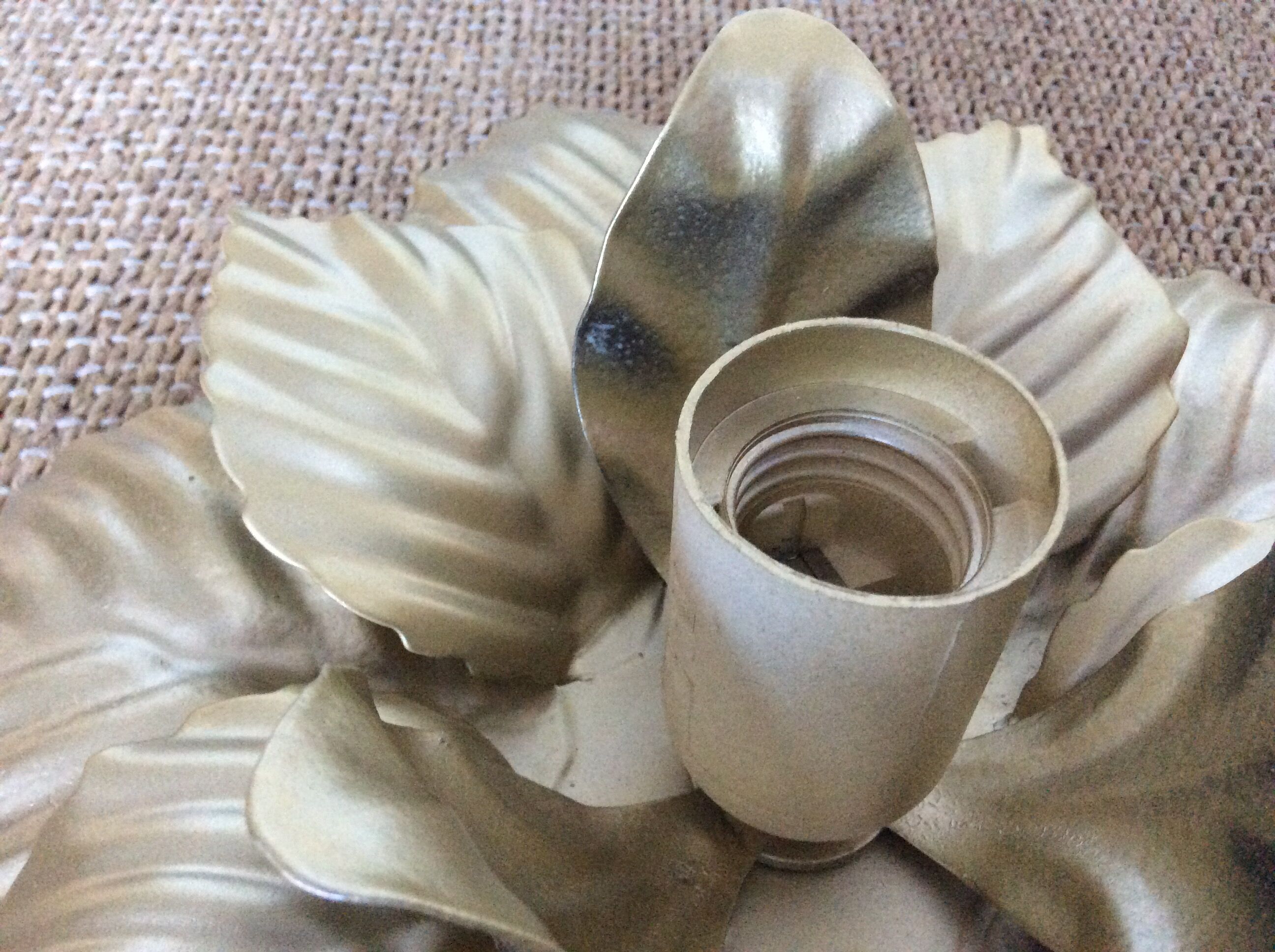 Golden metal flower wall lamp