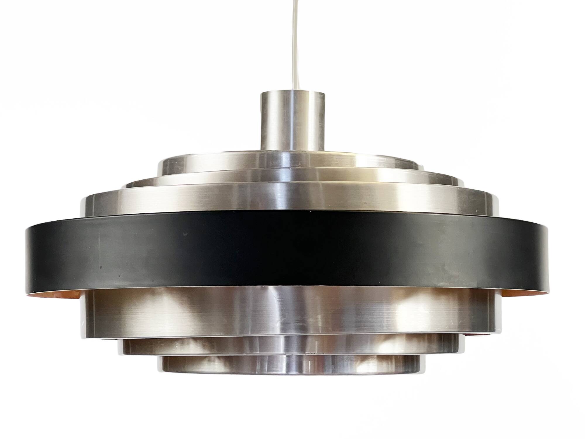 Suspension multicouche "space age" en aluminium brossé avec effet de lumière rouge. Danemark années 1960