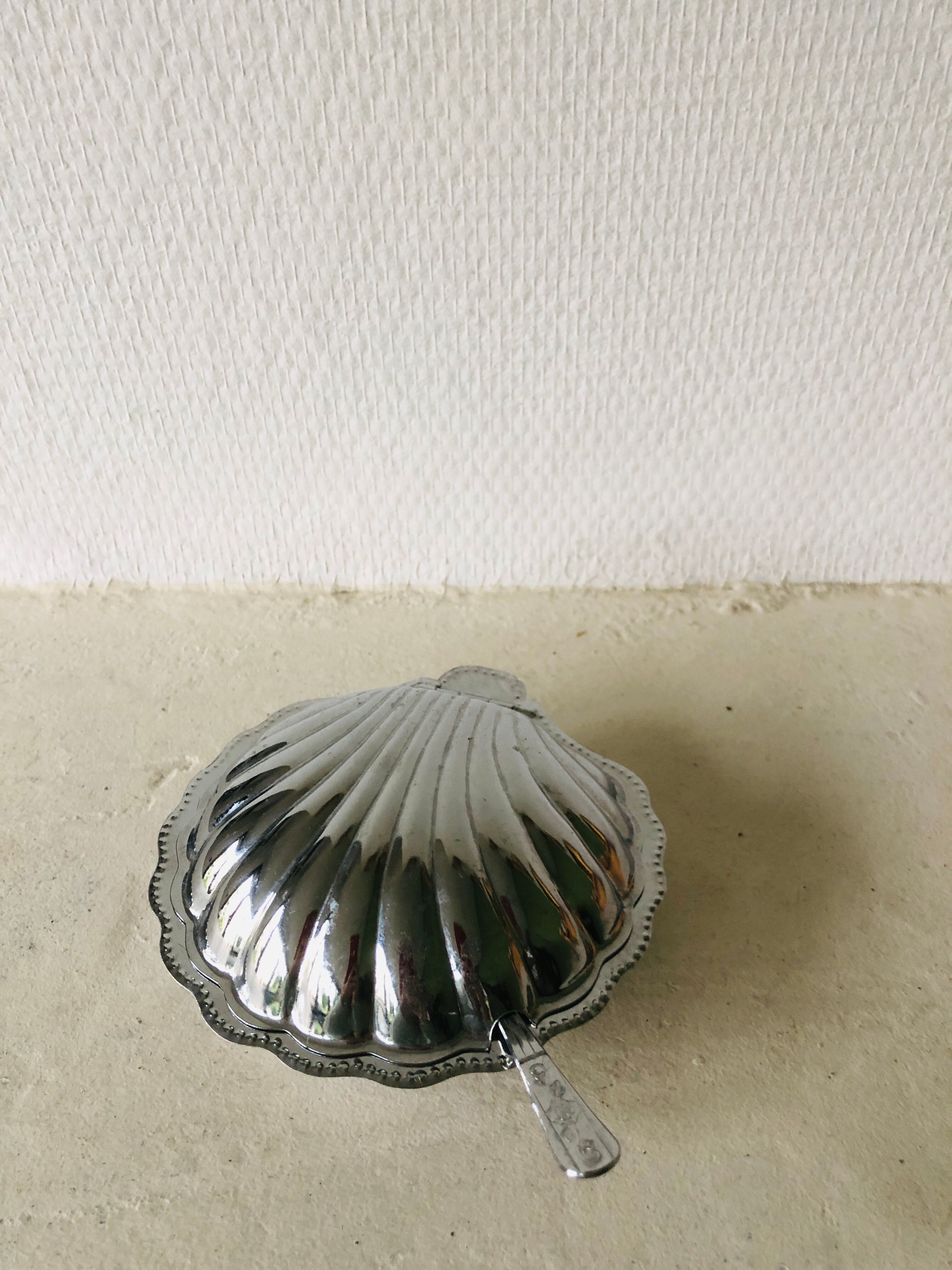 Vintage shell butter dish