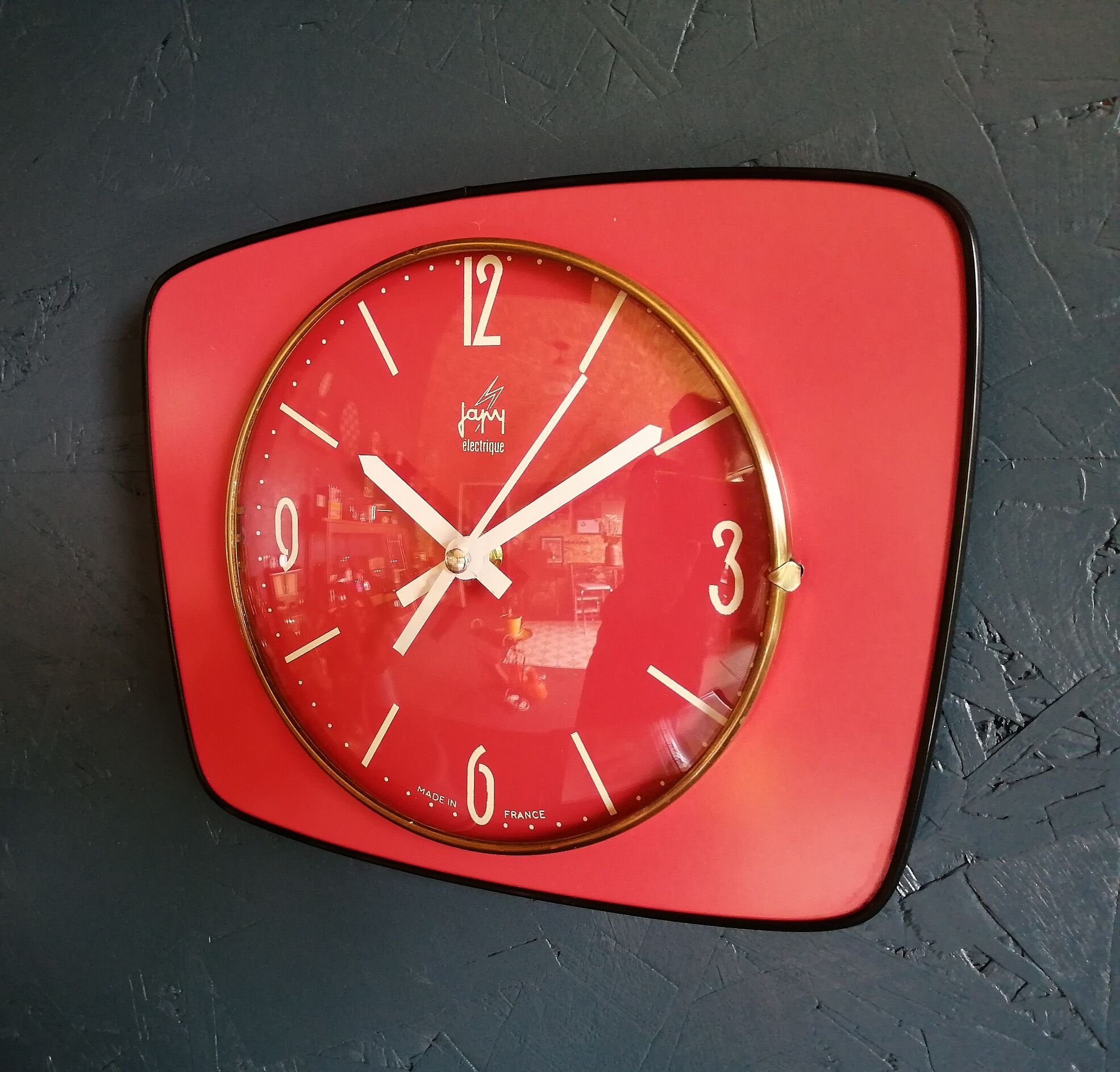 Formica vintage silent wall clock "Japy Electric Raspberry"