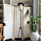 Lampadaire tripode en métal noir et doré et opaline blanche