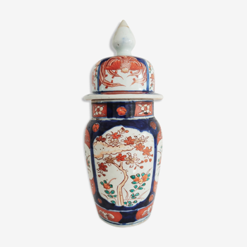 Japanese covered vase imari, late 19th century