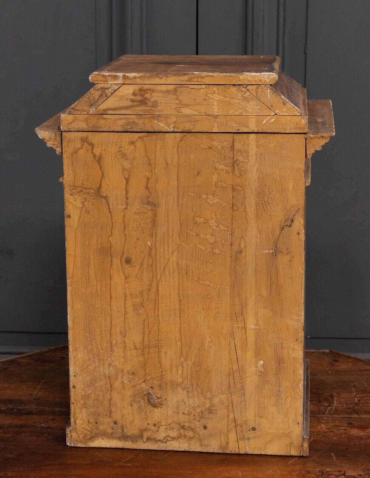 18th century tabernacle decorated with 2 columns and a sun on the facade