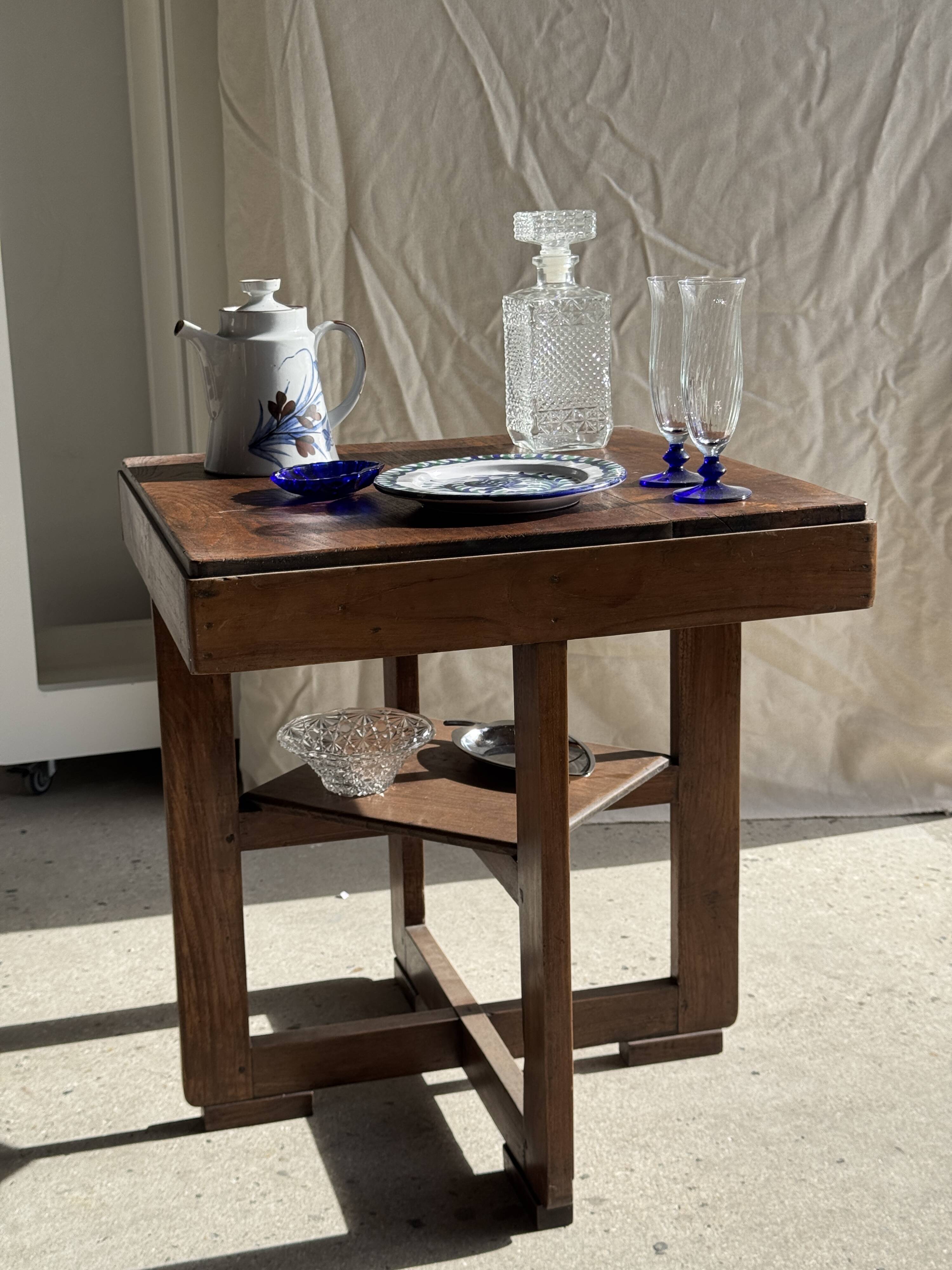 Small glass dish with vintage diamond points, a sparkle.