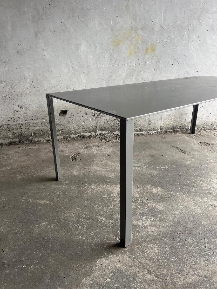 Grand 'Less' grey powder-coated aluminium dining table by Jean Nouvel for Tecno, minimalist 1990s