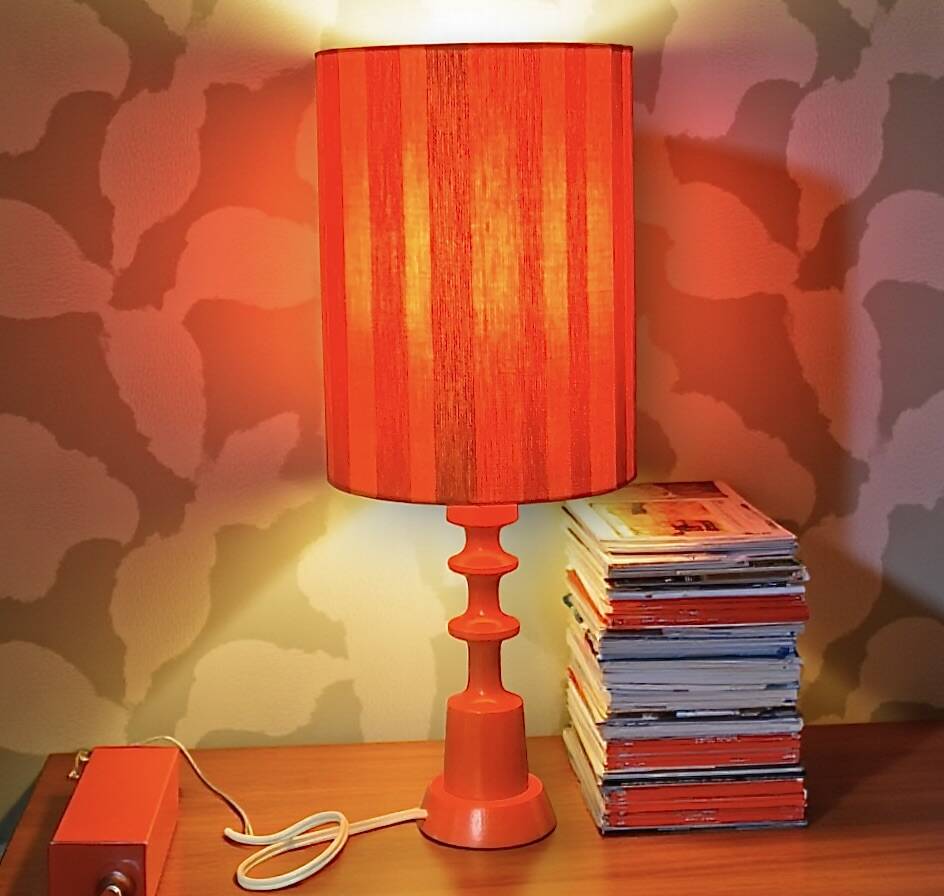 Vintage side lamp in orange painted wood and ribbed fabric shade