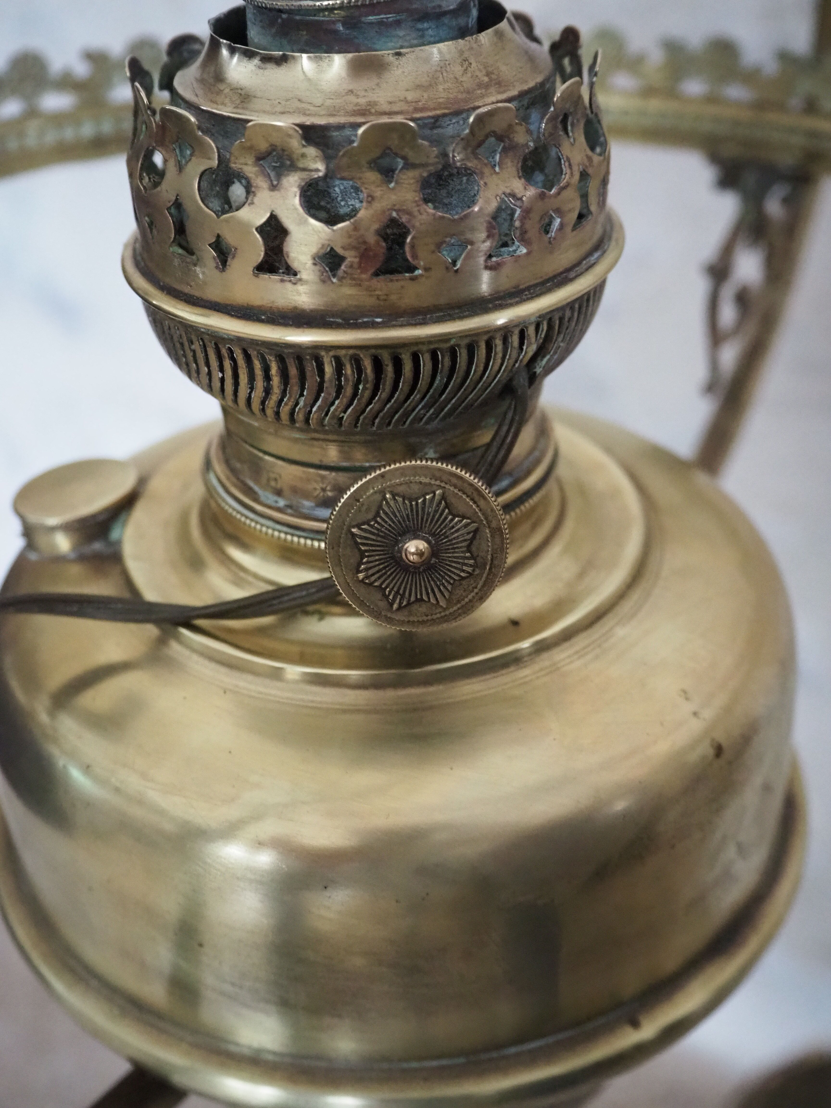 Old suspension in opaline and brass