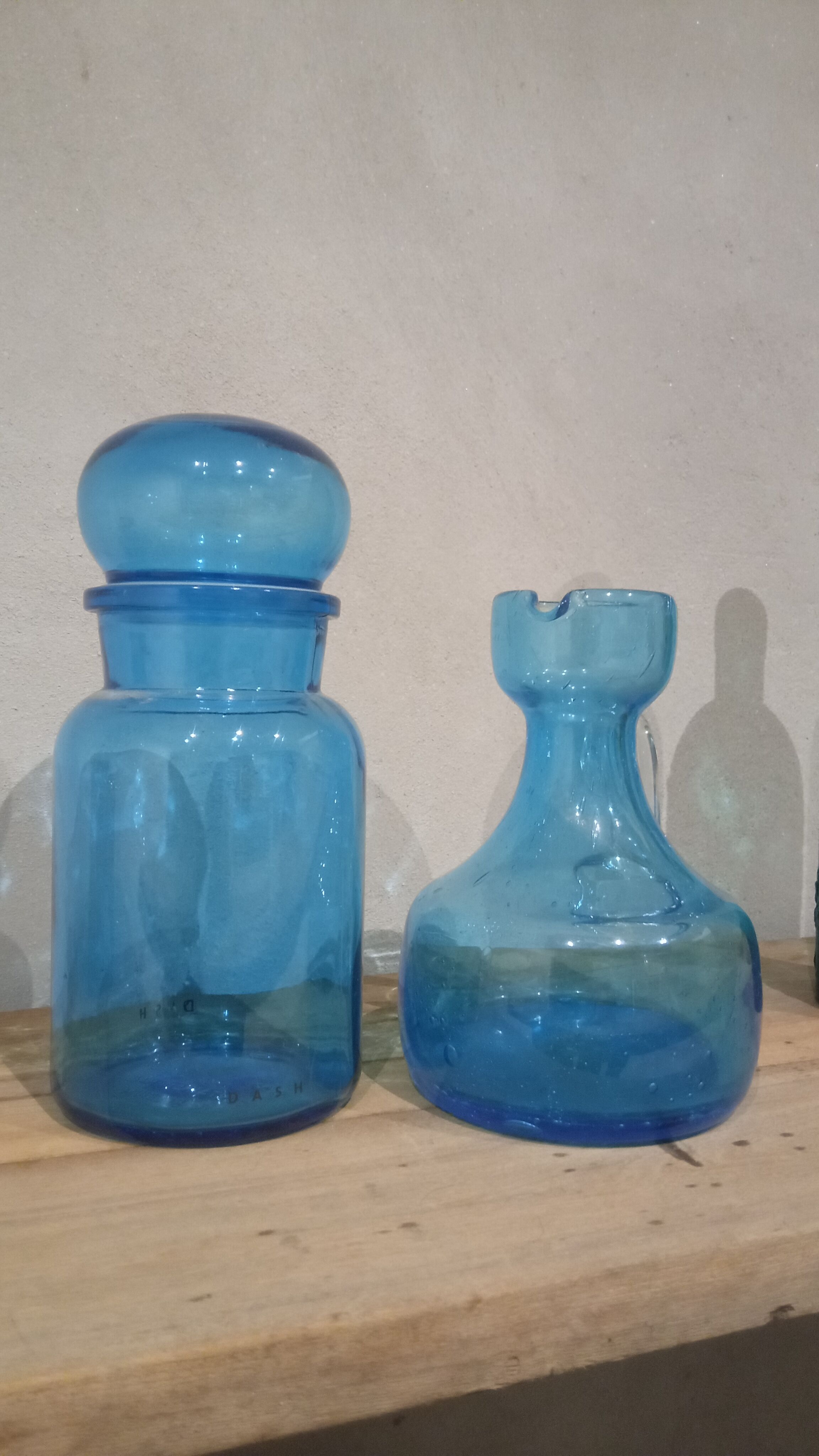 Flacon et carafe bleu vintage