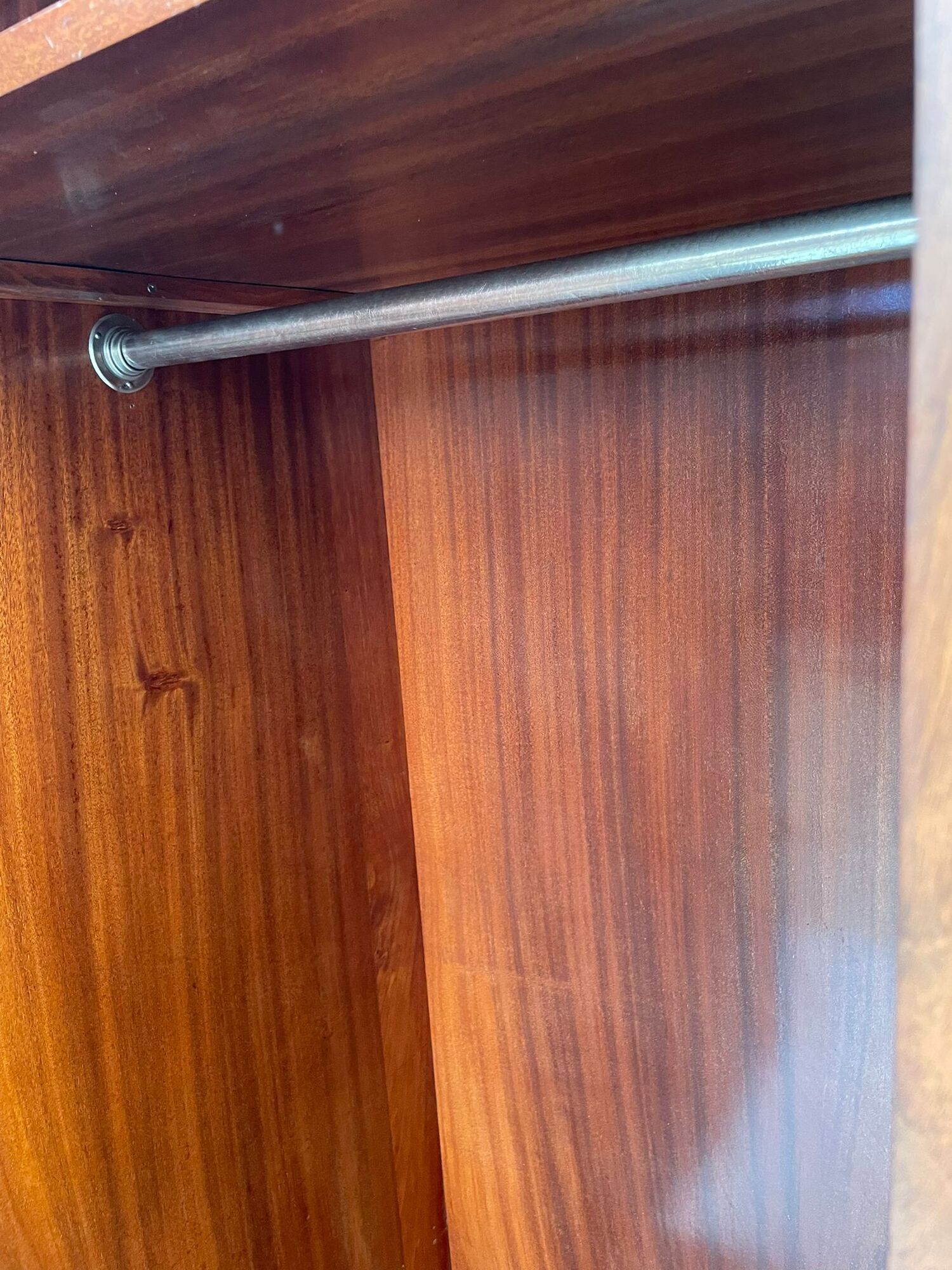 Armoire en placage de noyer restaurée d'influence Art Déco, années 1930