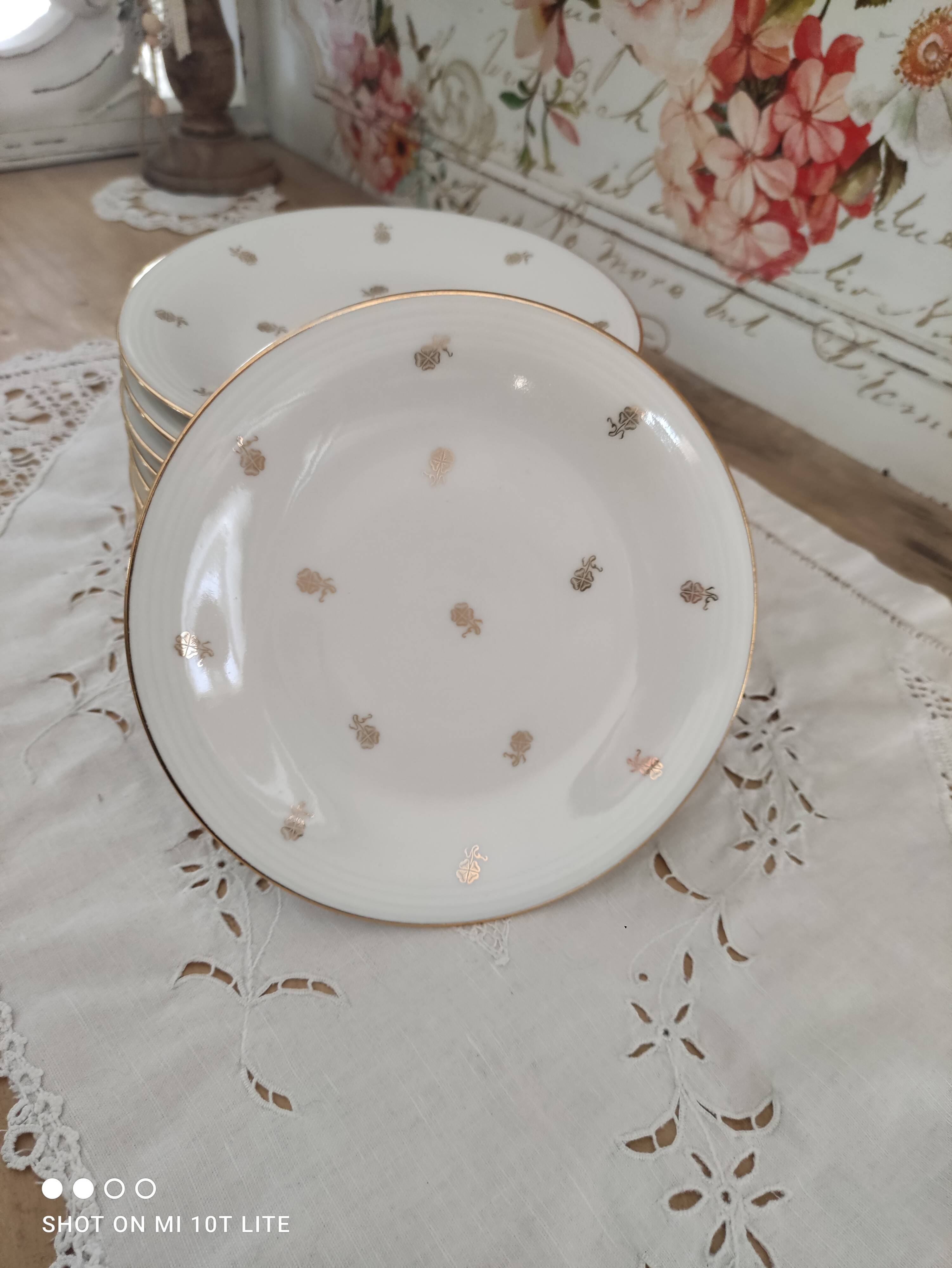 Lot de 12 assiettes à dessert en porcelaine de Limoges décor floral doré