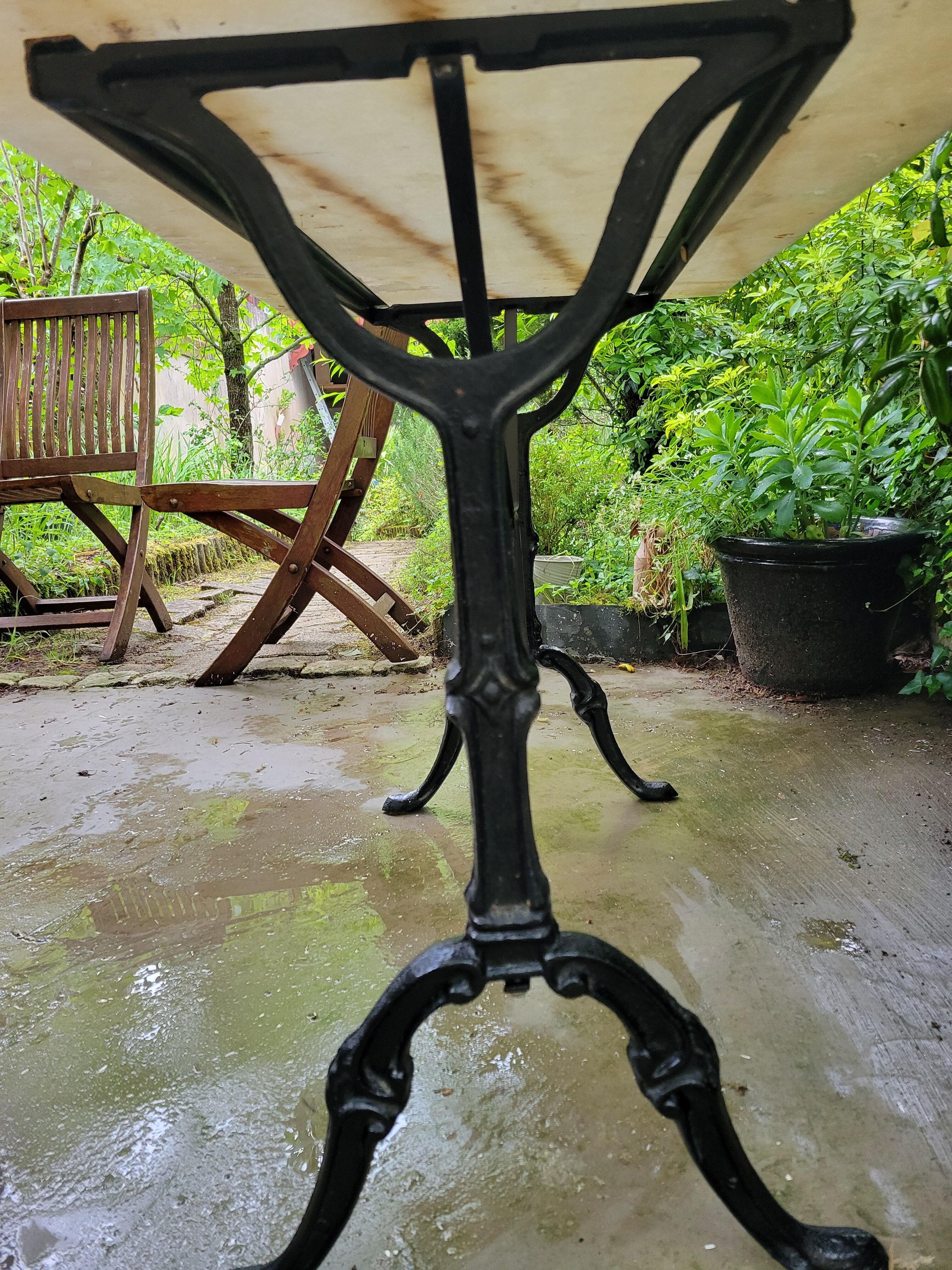 Bistro table in Carrara marble and cast iron, circa 1900.