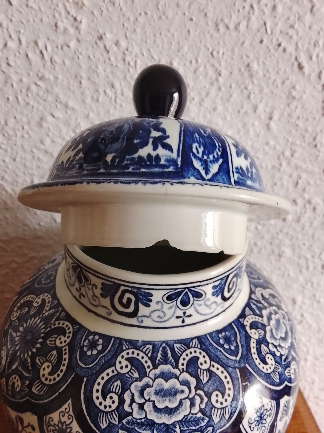 Vase with lid by Boch Delfts