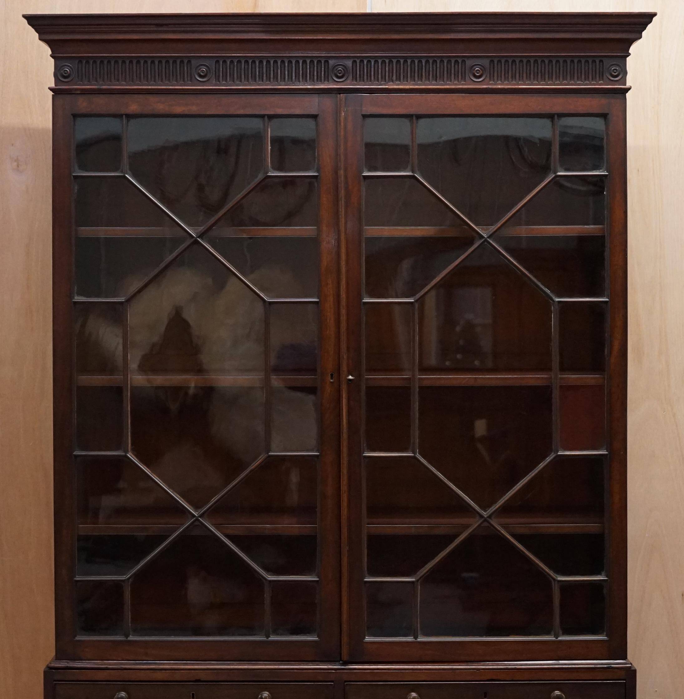 Bibliothèque George IV circa 1820 en bois dur avec tiroirs et vitrage astral