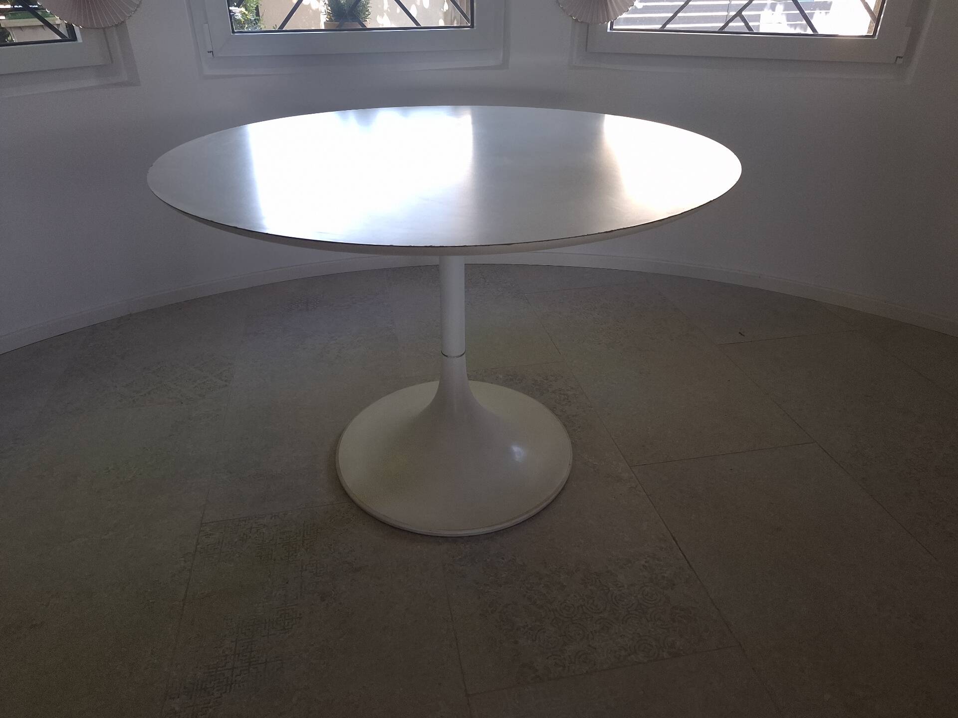 Tulip leg round table