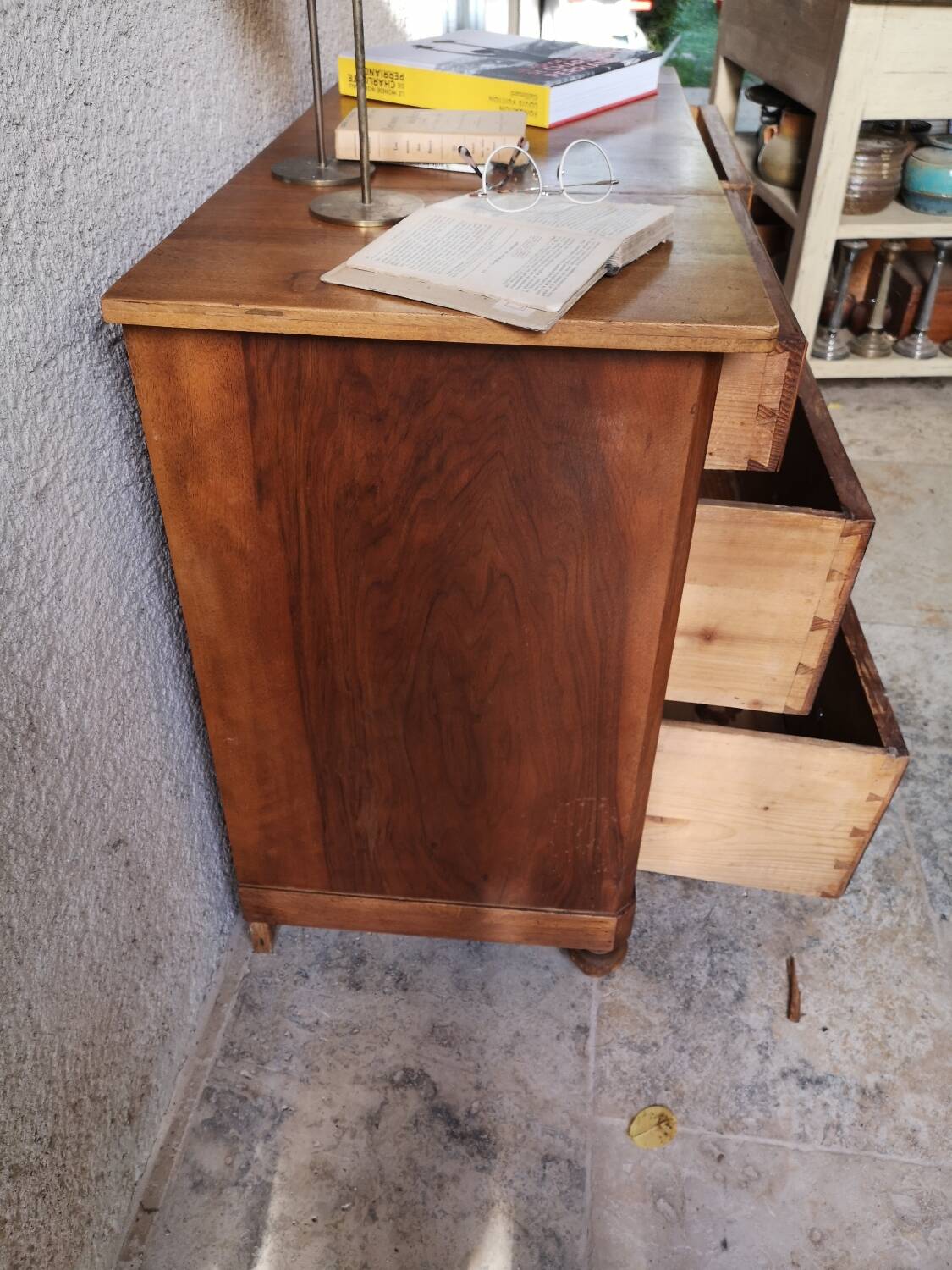 Antique chest of drawers in wood and veneer