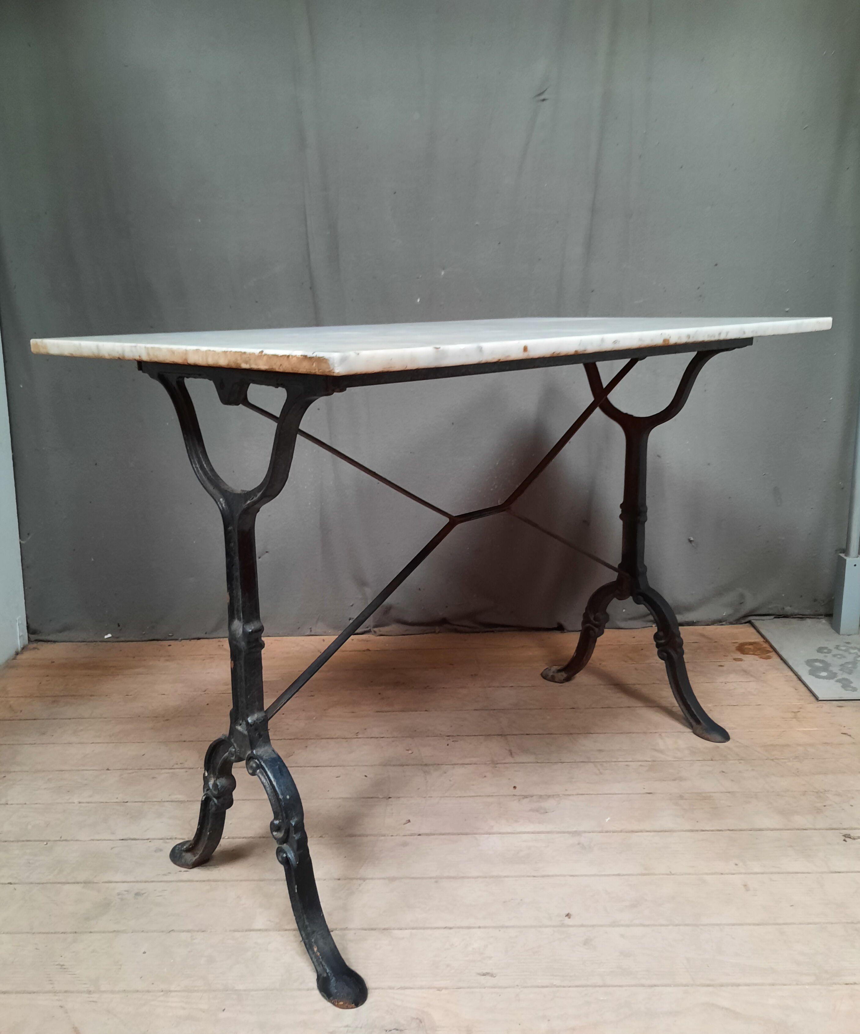 Bistro table in white marble