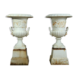 Paire d’urnes en fonte sur plinthe