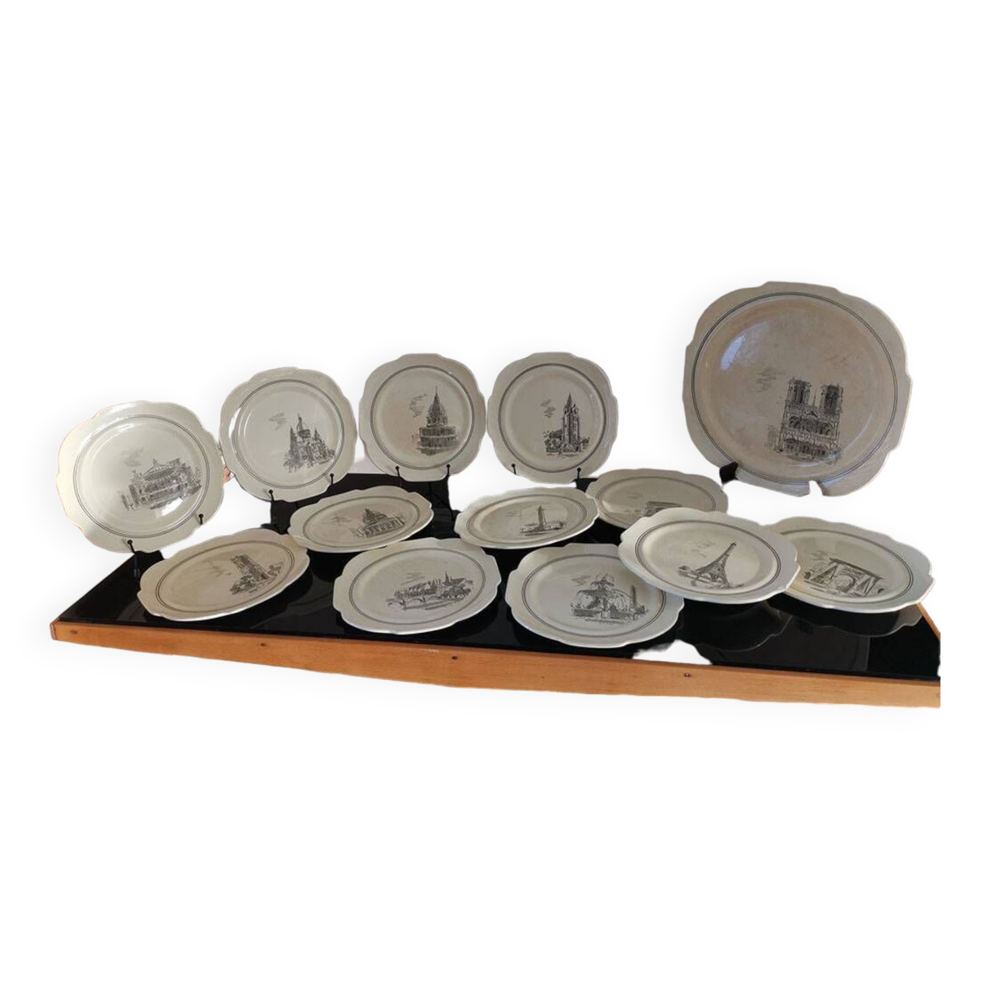 Série de 12 assiettes à dessert et son plateau à gâteaux Gien Paris Monuments